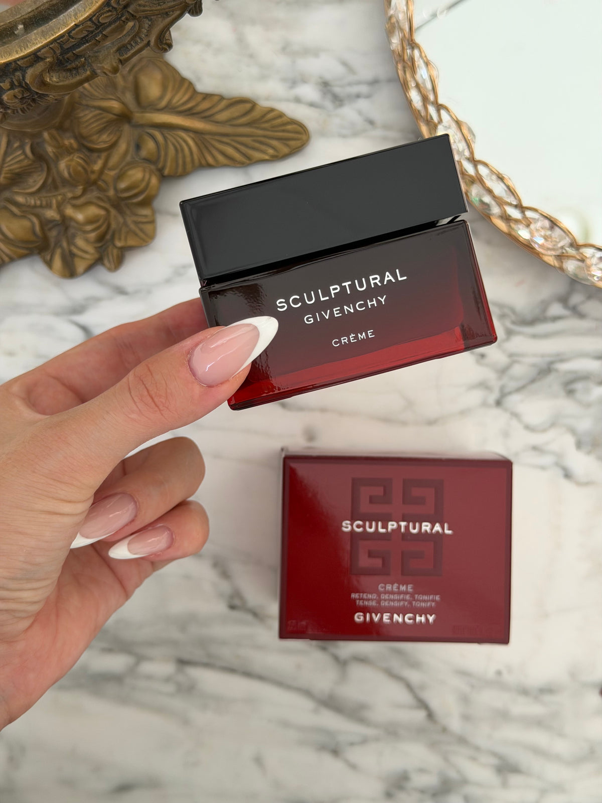 GIVENCHY
Sculptural Cream
Tense, Densify and Tonify Your Facial Contour and Volumes
