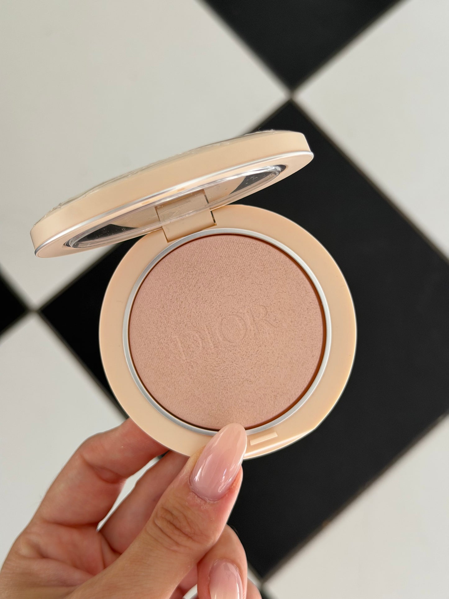 DIOR Forever Couture Luminizer (02)
Longwear Highlighter - 95%* Natural-Origin Pigments