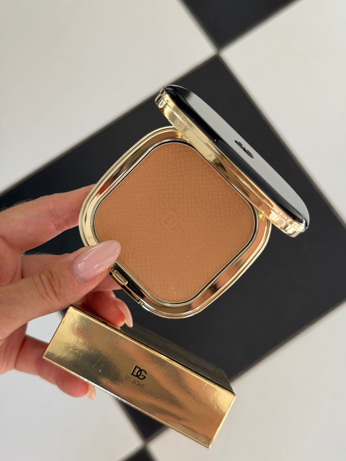 DOLCE&GABBANA Face&Eyes Match
Lasting Bronzer & Eyeshadow Powder (01)