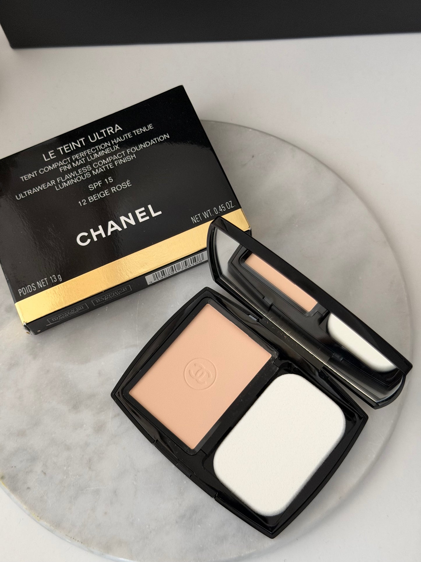 CHANEL Ultra Le Teint (12)
Ultrawear Compact Foundation All-Day Comfort Flawless Luminous Matte Finish SPF15