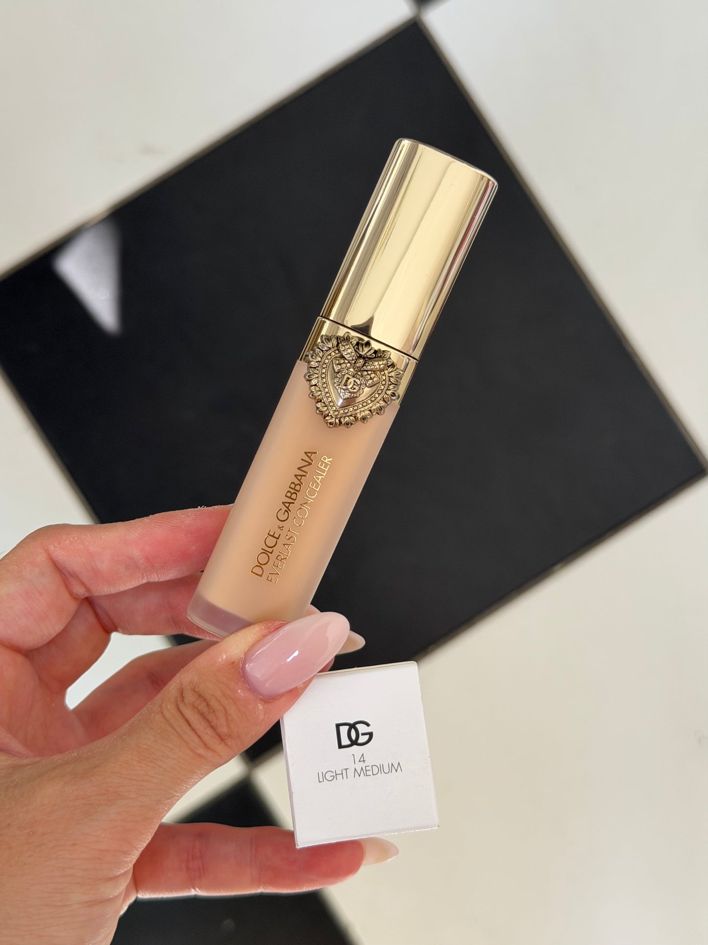 DOLCE&GABBANA Everlast Concealer 
24H Wear Crease-Proof Hydrating (14)