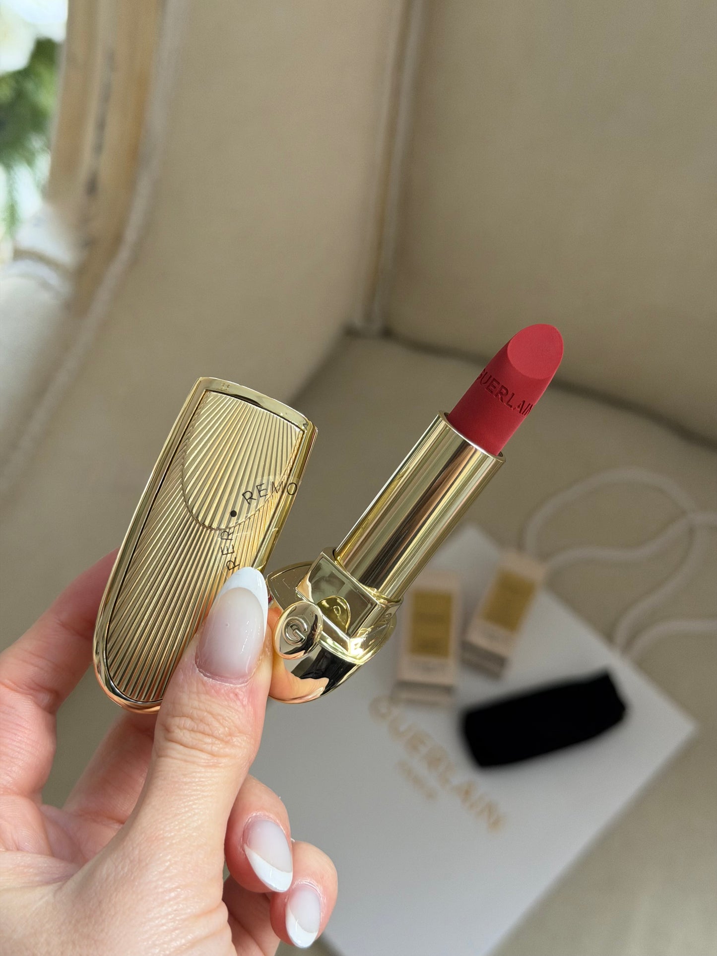 GUERLAIN Rouge G Velvet
Lipstick (555)