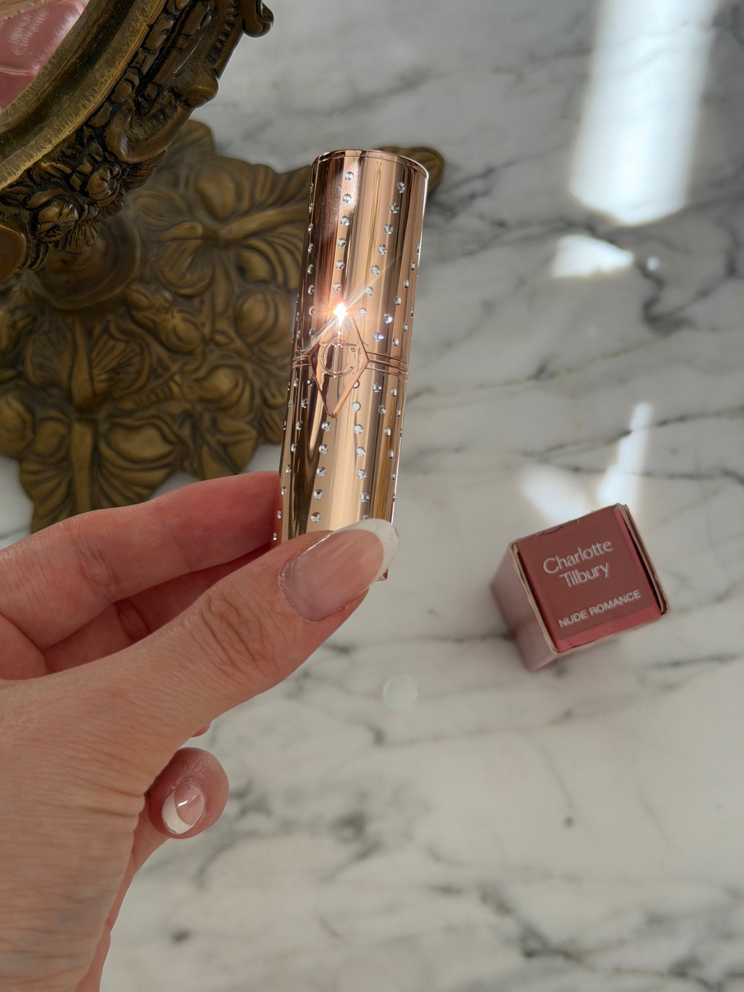 CHARLOTTE TILBURY
Look Of Love Lipstick
K.I.S.S.I.N.G - Nude Romance