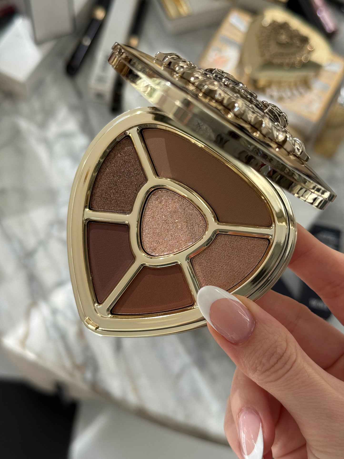 DOLCE&GABBANA Ever Icon Eye Palette (01)
10H Multi-Finish Day To Night Eyeshadow