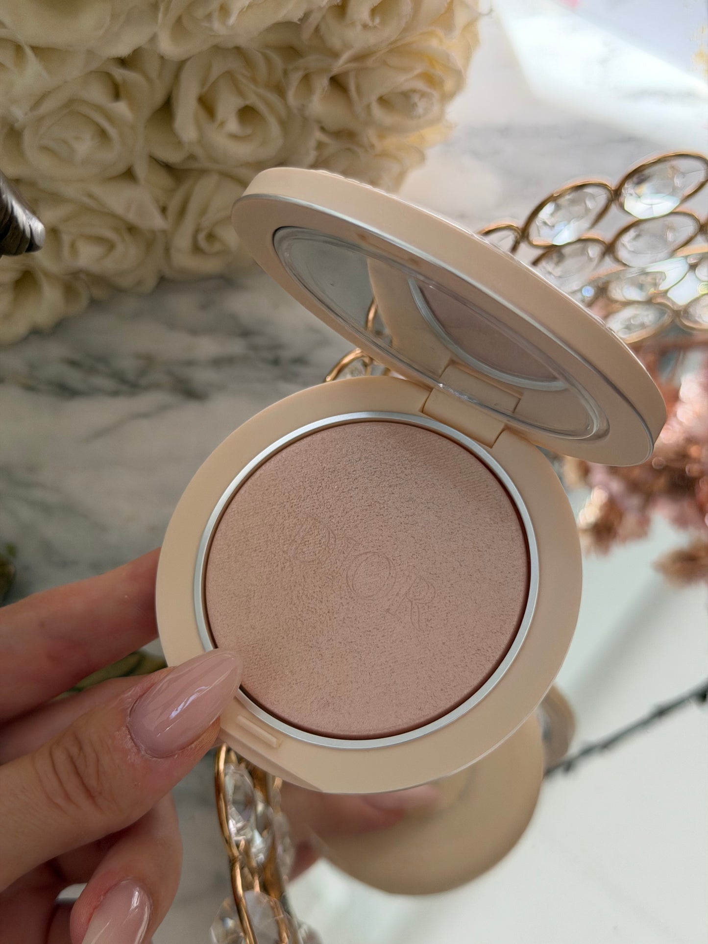 DIOR Forever Couture Luminizer (02)
Longwear Highlighter - 95%* Natural-Origin Pigments