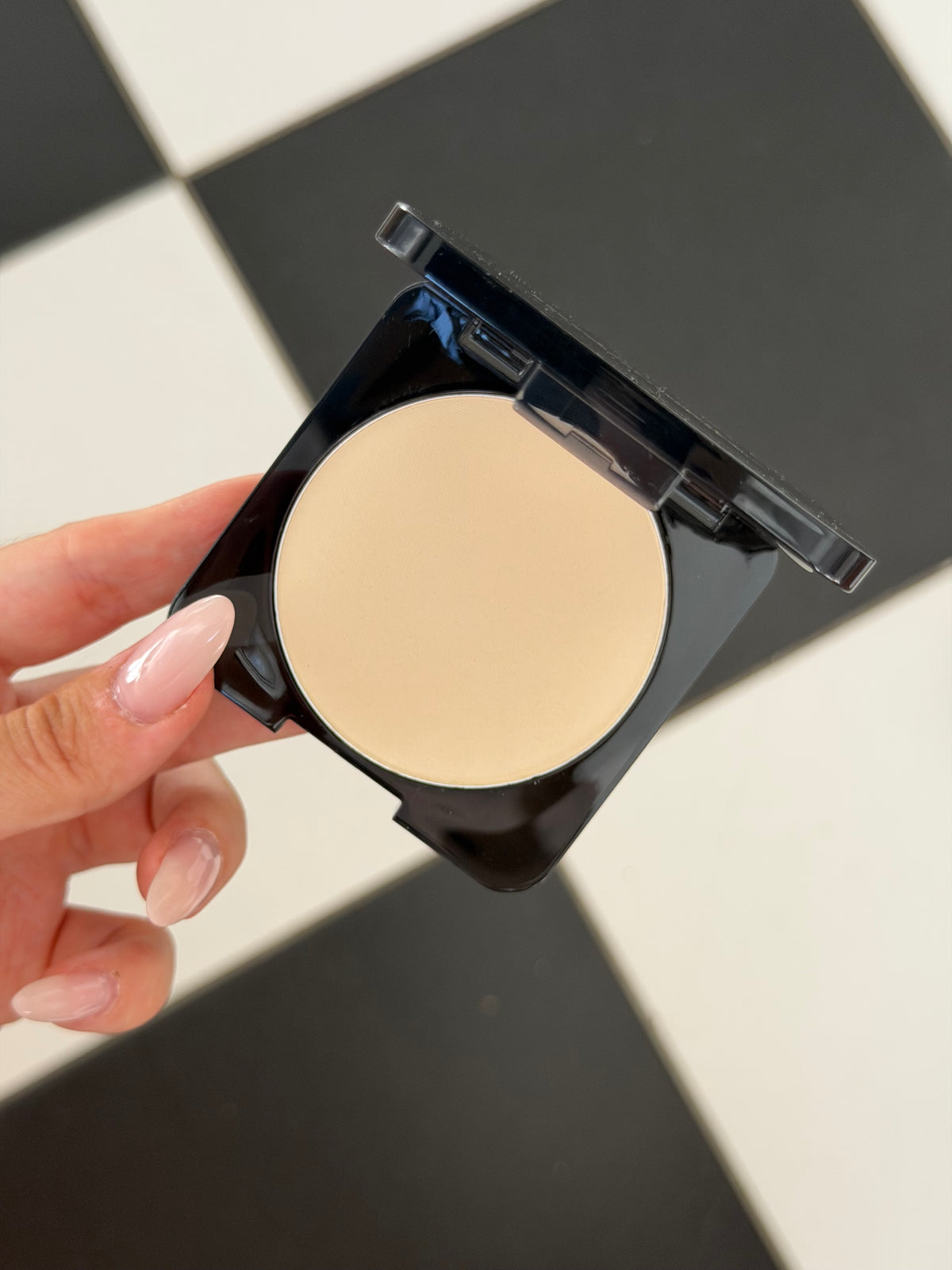 HUDA BEAUTY Easy Bake Airbrush Matte Pressed Powder - Pound Cake