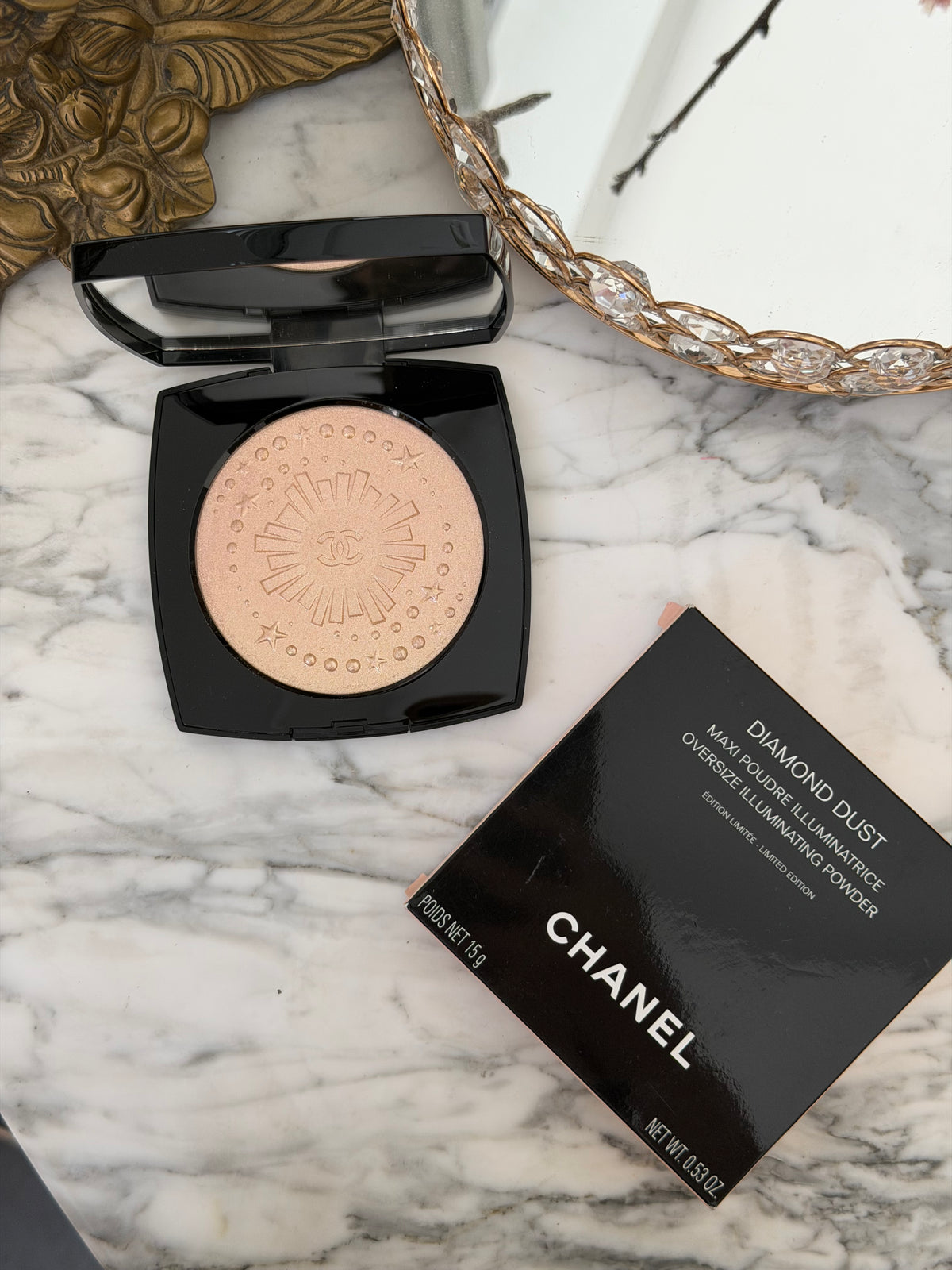 CHANEL Diamond Dust
Oversize Illuminating Powder