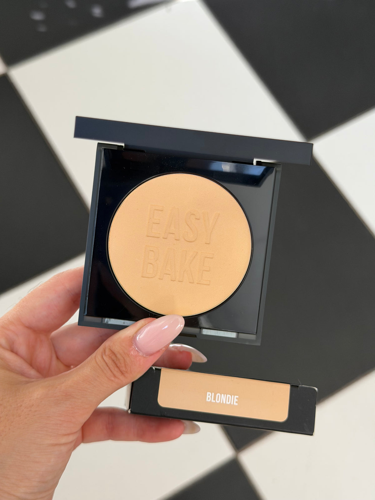 HUDA BEAUTY Easy Bake and Snatch Pressed Brightening and Setting Powder - Blondie
