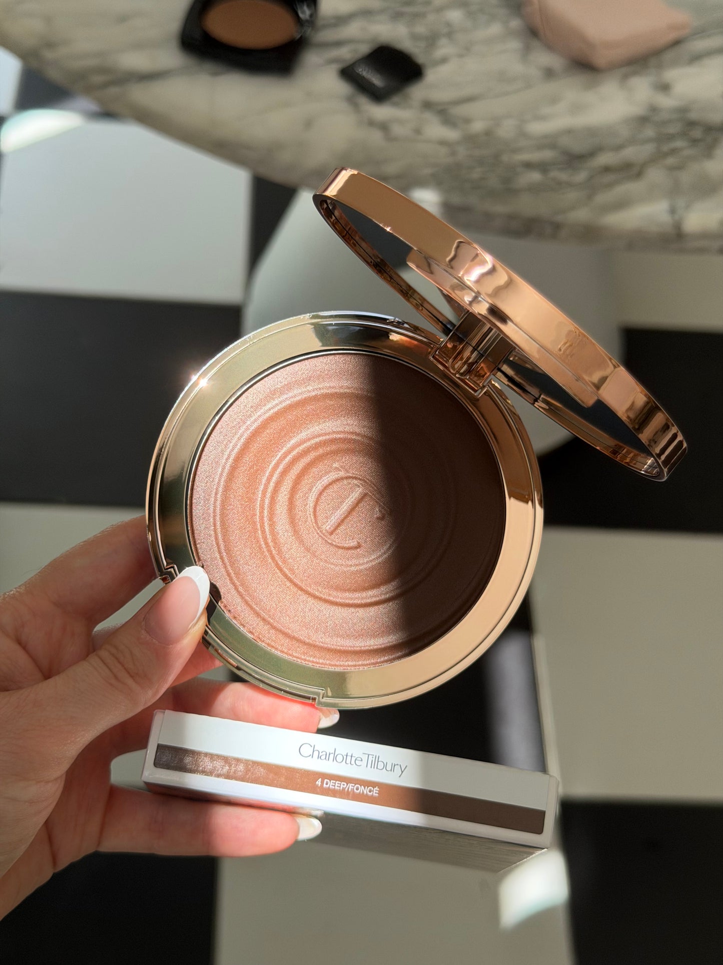 CHARLOTTE TILBURY Beautiful Skin Sun-Kissed Glow Bronzer (4)
Face & Body