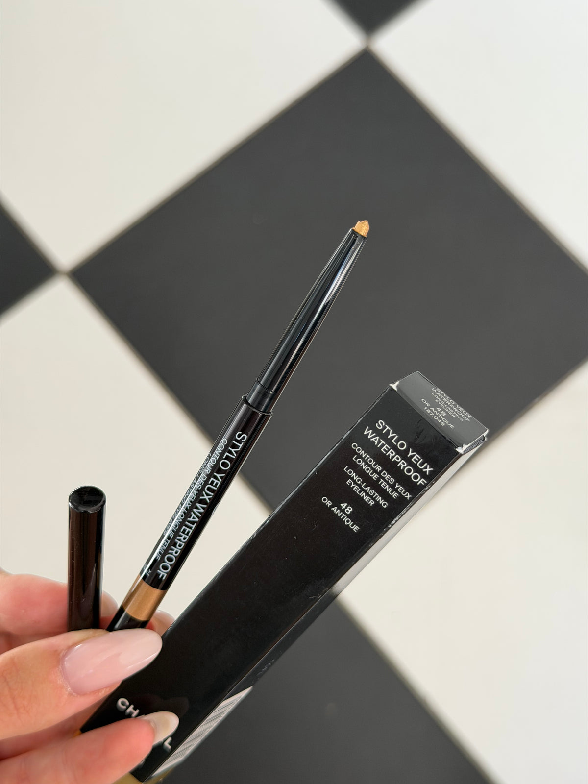 CHANEL Stylo Eyes Waterproof (48)
Long-Lasting Eyeliner