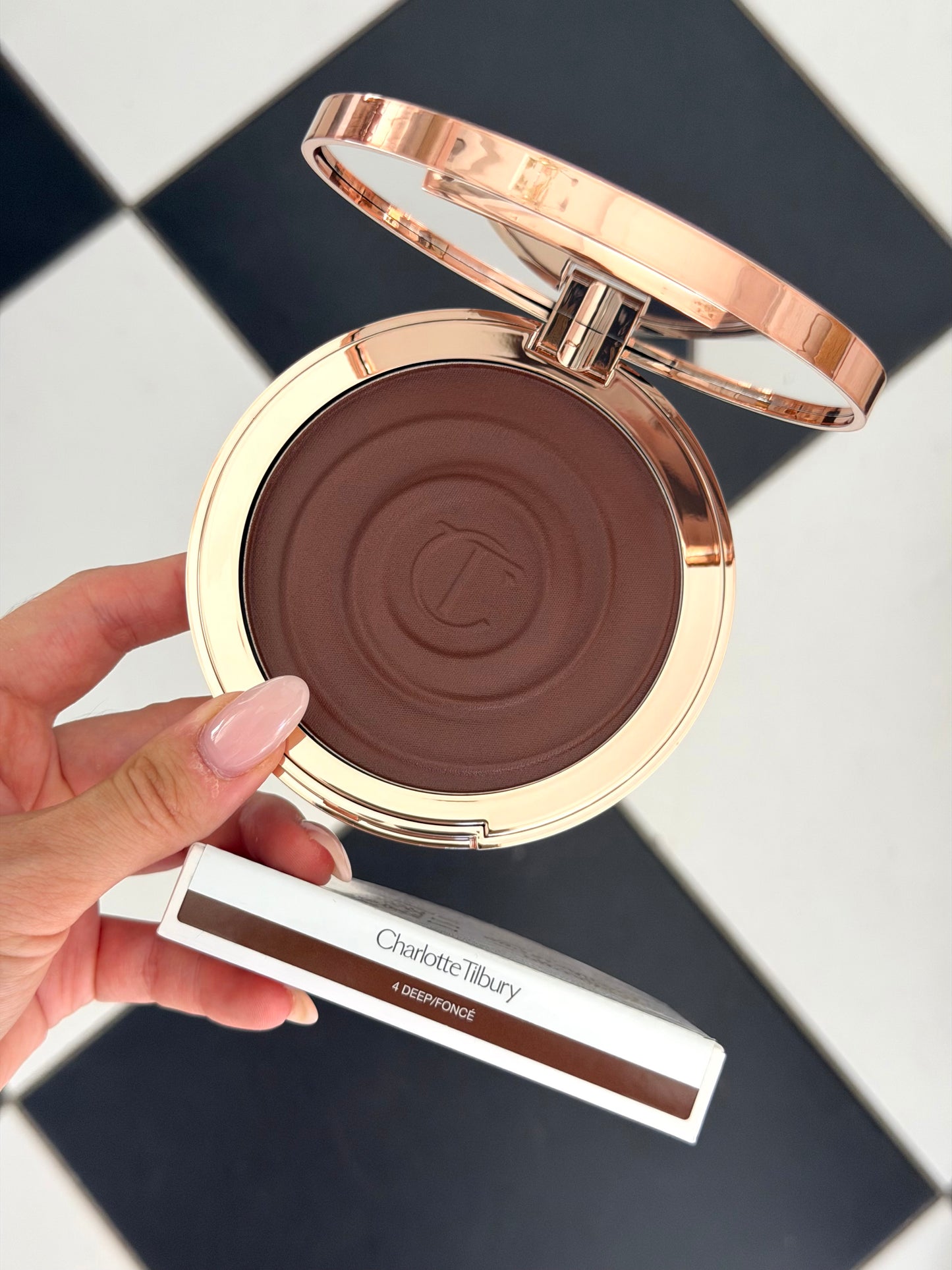 CHARLOTTE TILBURY Beautiful Skin Sun-Kissed Glow Bronzer (4)
Face & Body