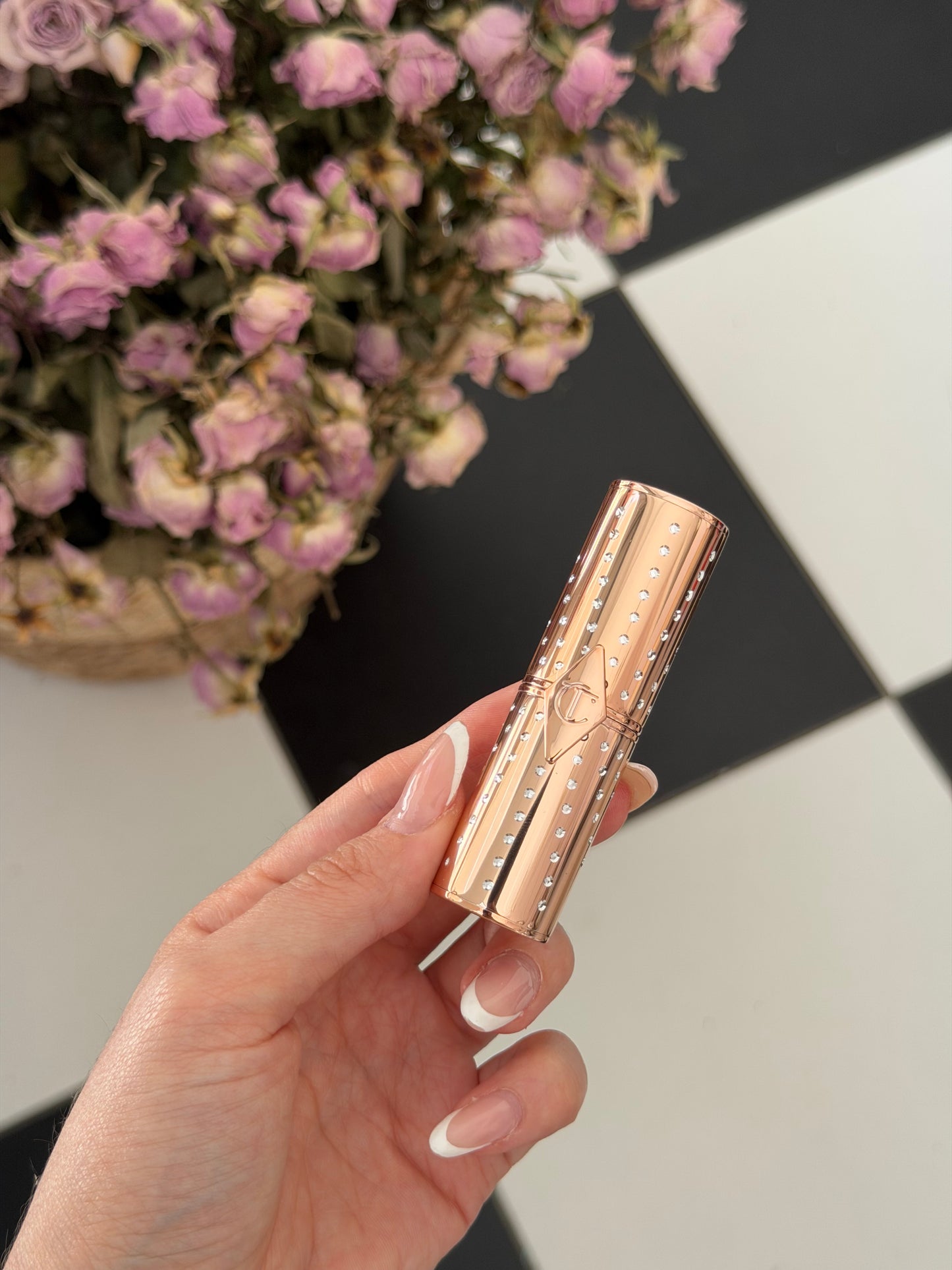 CHARLOTTE TILBURY
Look Of Love Lipstick
K.I.S.S.I.N.G - Nude Romance