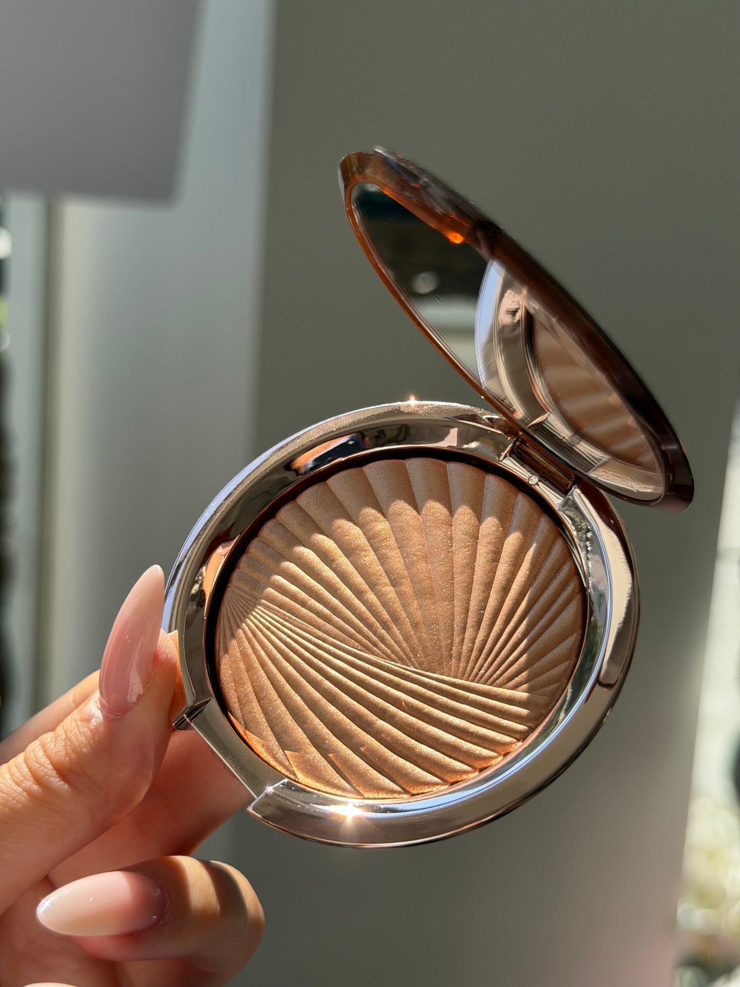 ESTÉE LAUDER Bronze Goddess
Highlighting Powder Gelée (02)