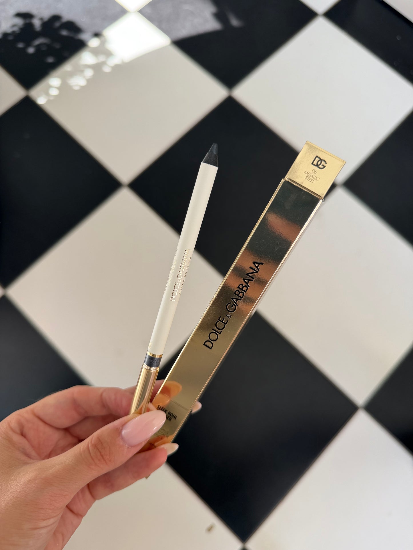 DOLCE&GABBANA Sleek Khol Glider 
10H Lasting Intense Color Eye Pencil (06)