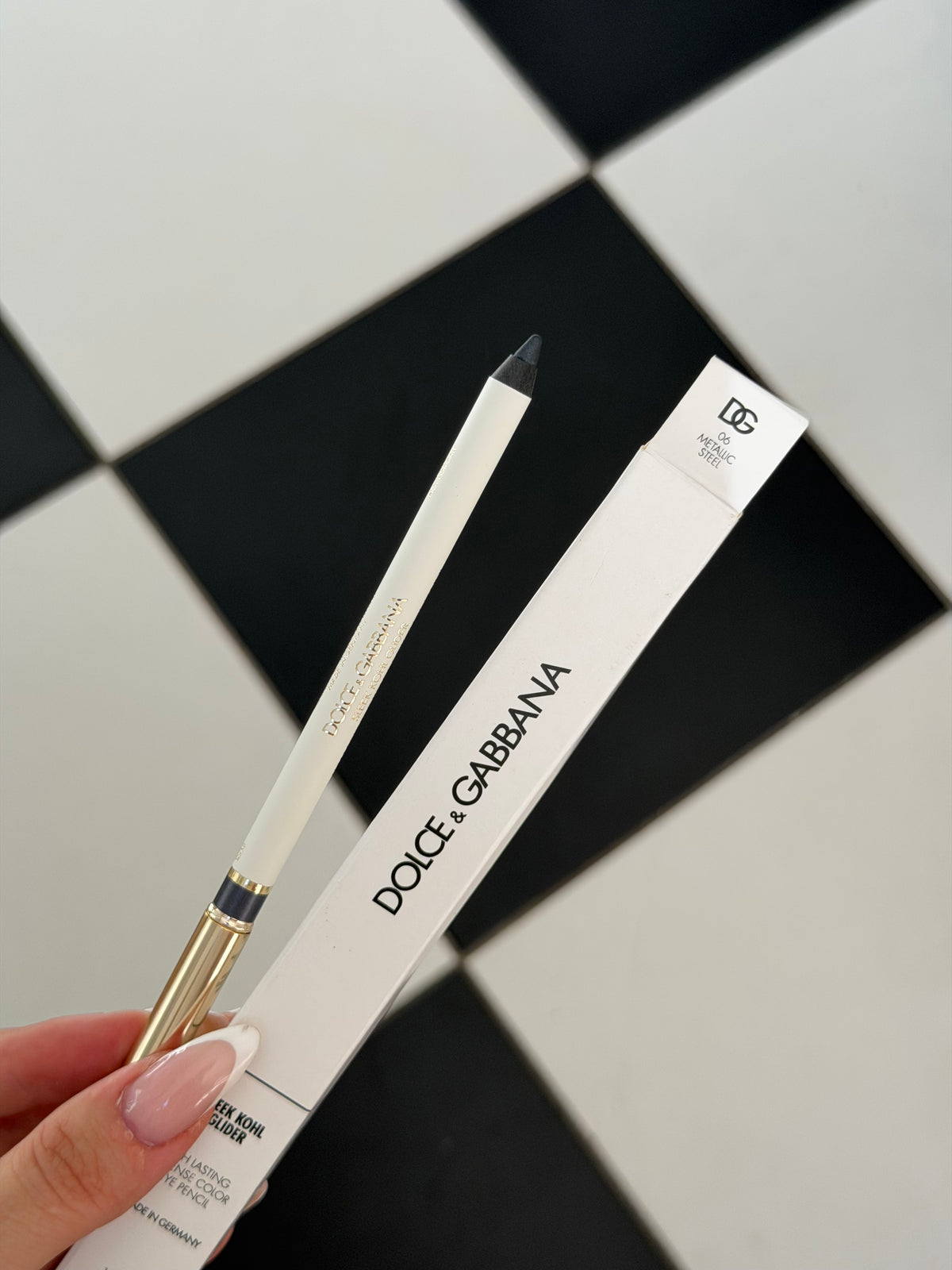 DOLCE&GABBANA Sleek Khol Glider 
10H Lasting Intense Color Eye Pencil (06)