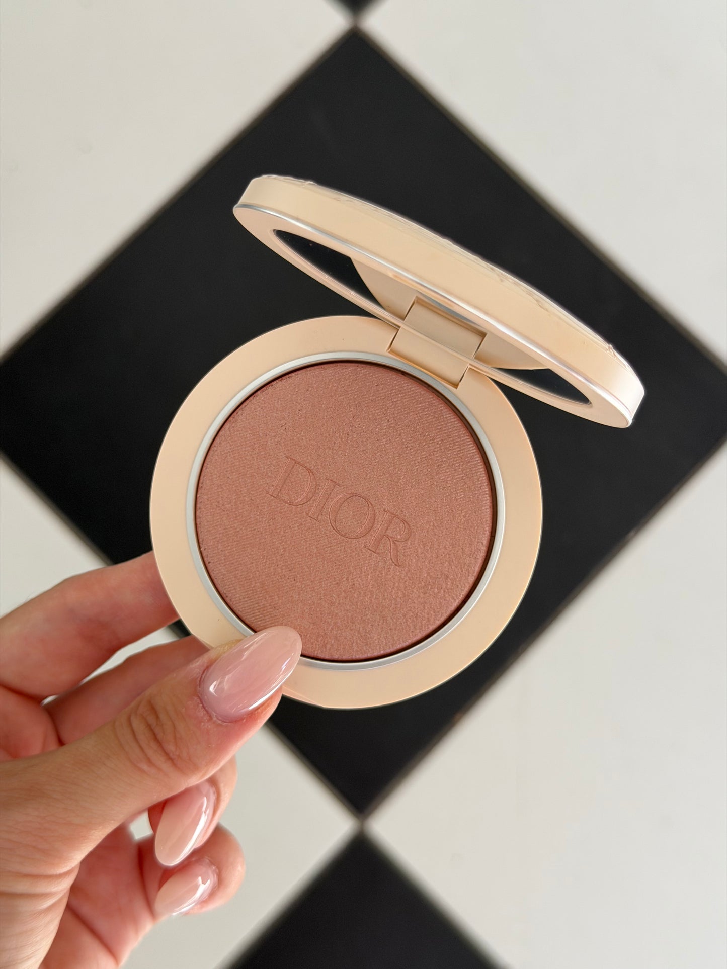 DIOR Forever Couture Luminizer (05)
Longwear Highlighter - 95%* Natural-Origin Pigments