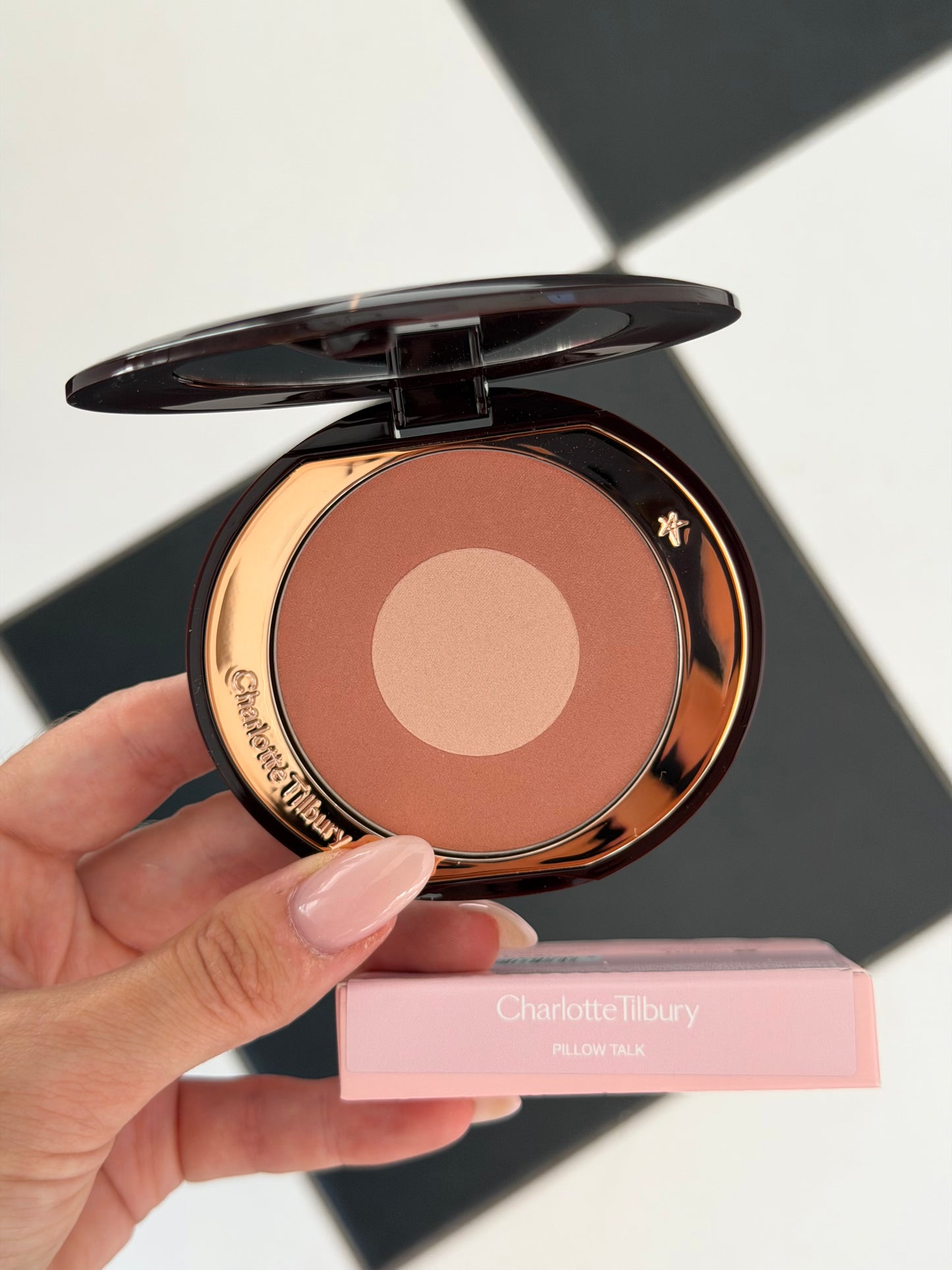 CHARLOTTE TILBURY Cheek To Chic - Swish & Glow Blusher Pillow Talk