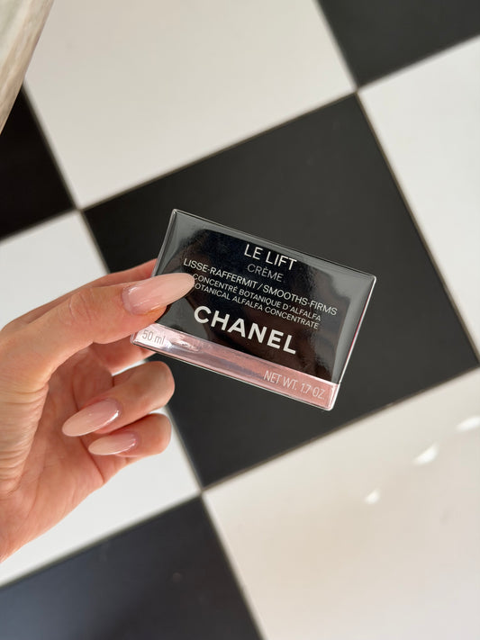 CHANEL Le Lift Crème
Smooths-Firms