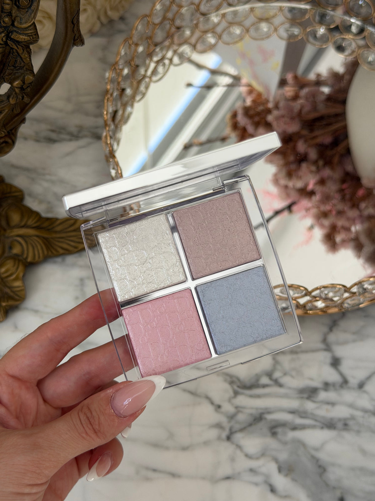 DIOR Backstage Glow Maximizer Palette (002)
Multi-Use Highlighter and Blush - Multi-Reflective Glow