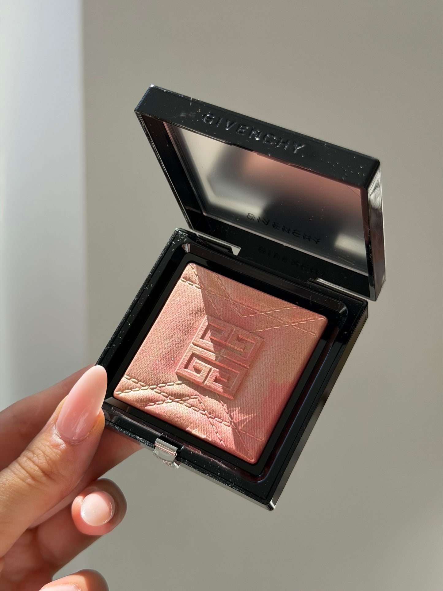 GIVENCHY Prisme Libre Highlighter Powder (004)
Long-lasting Hydrating And Marbled