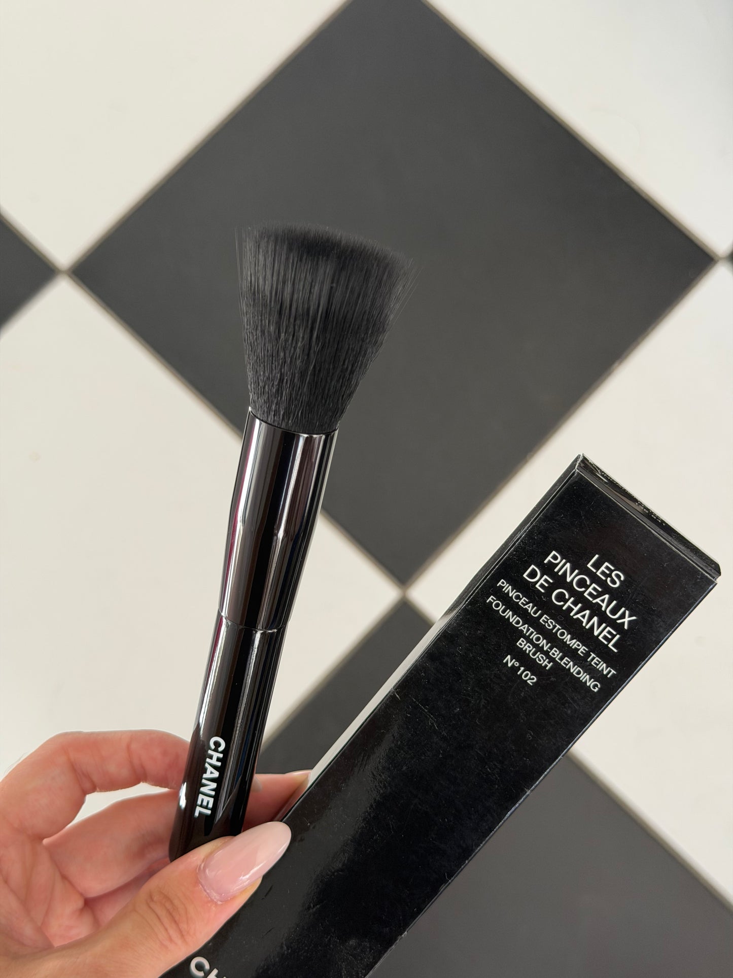 CHANEL Les Pinceaux De Chanel N°102
Fluid Foundation-Blending Brush