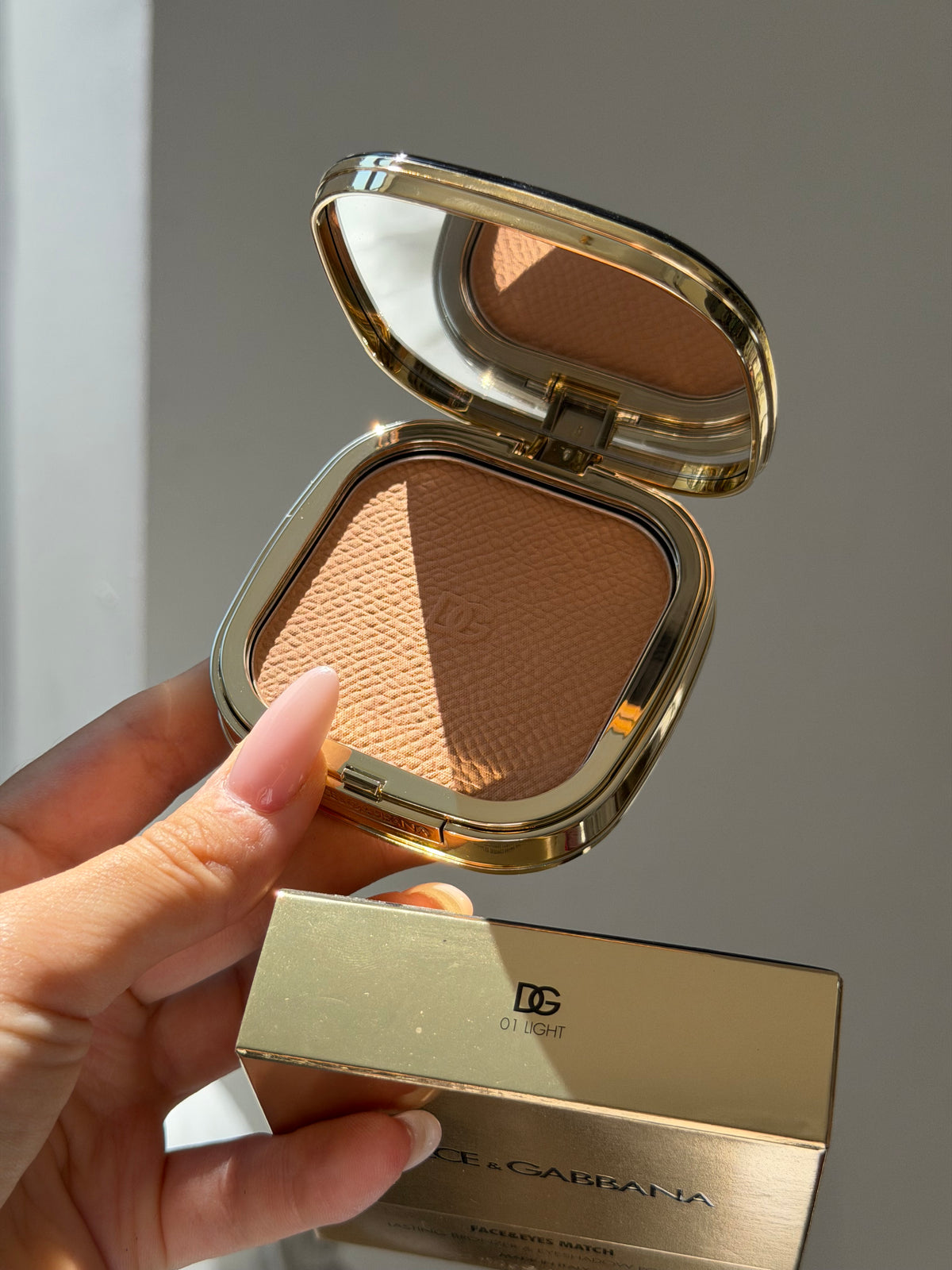 DOLCE&GABBANA Face&Eyes Match
Lasting Bronzer & Eyeshadow Powder (01)