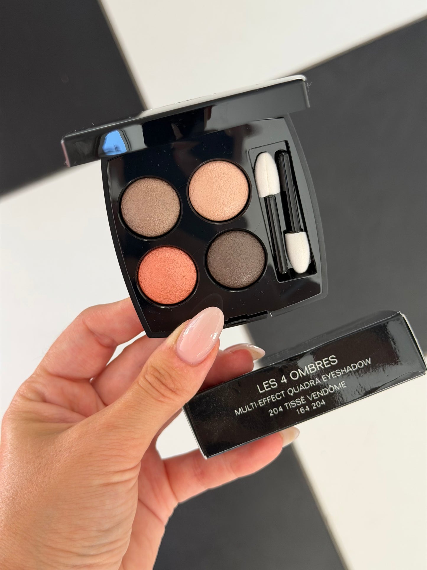 CHANEL Les 4 Ombres
Multi-Effect Quadra Eyeshadow (204)