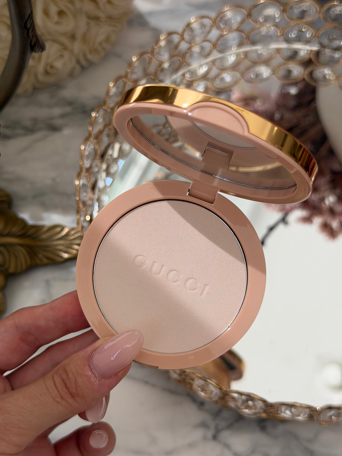 GUCCI Glow Highlighter (01)
Multi-Use Silky Illuminating Powder