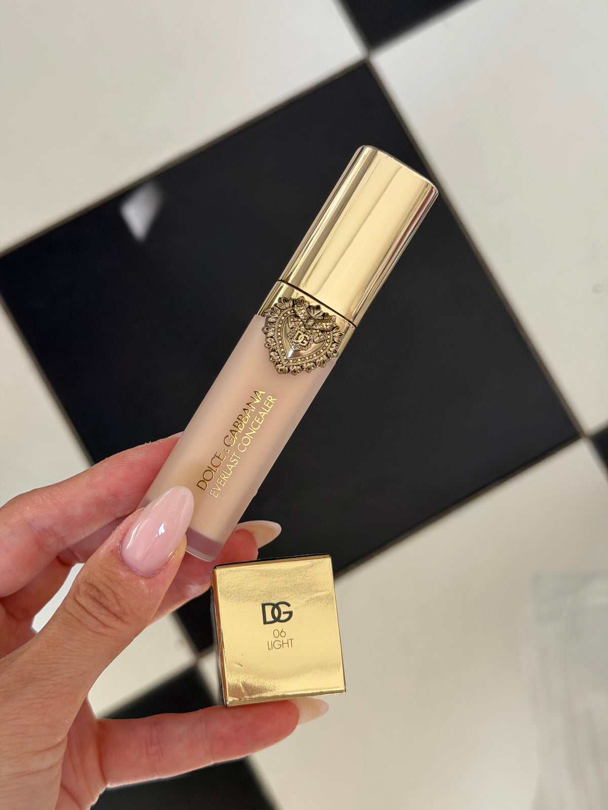DOLCE&GABBANA Everlast Concealer 
24H Wear Crease-Proof Hydrating (06)