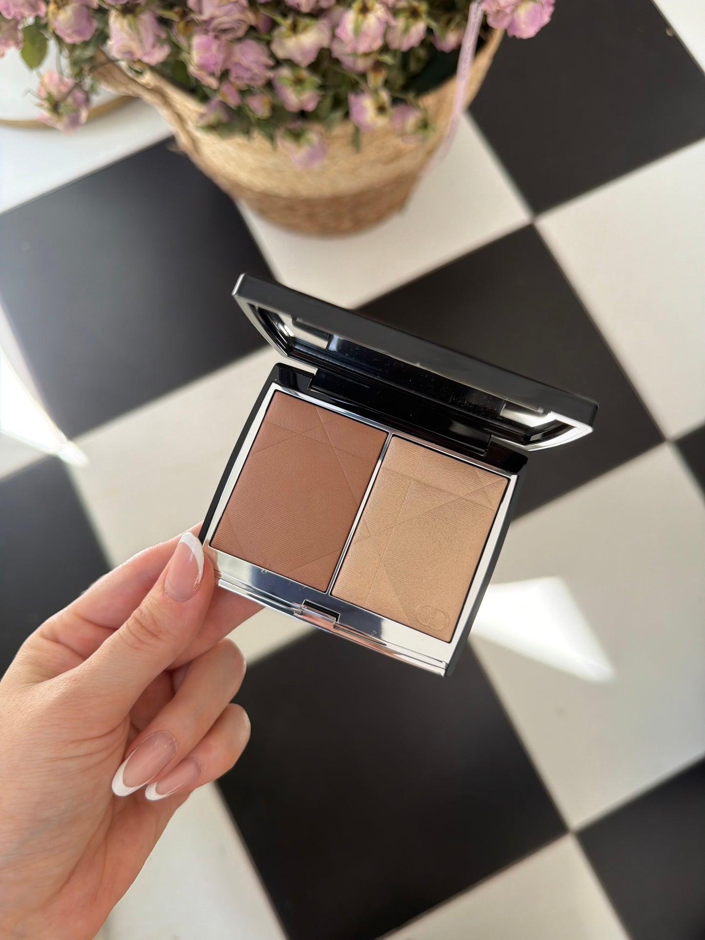 DIOR Rouge Blush Colour & Glow (100)
Multi-Use Face Palette – Color and Highlighter Duo