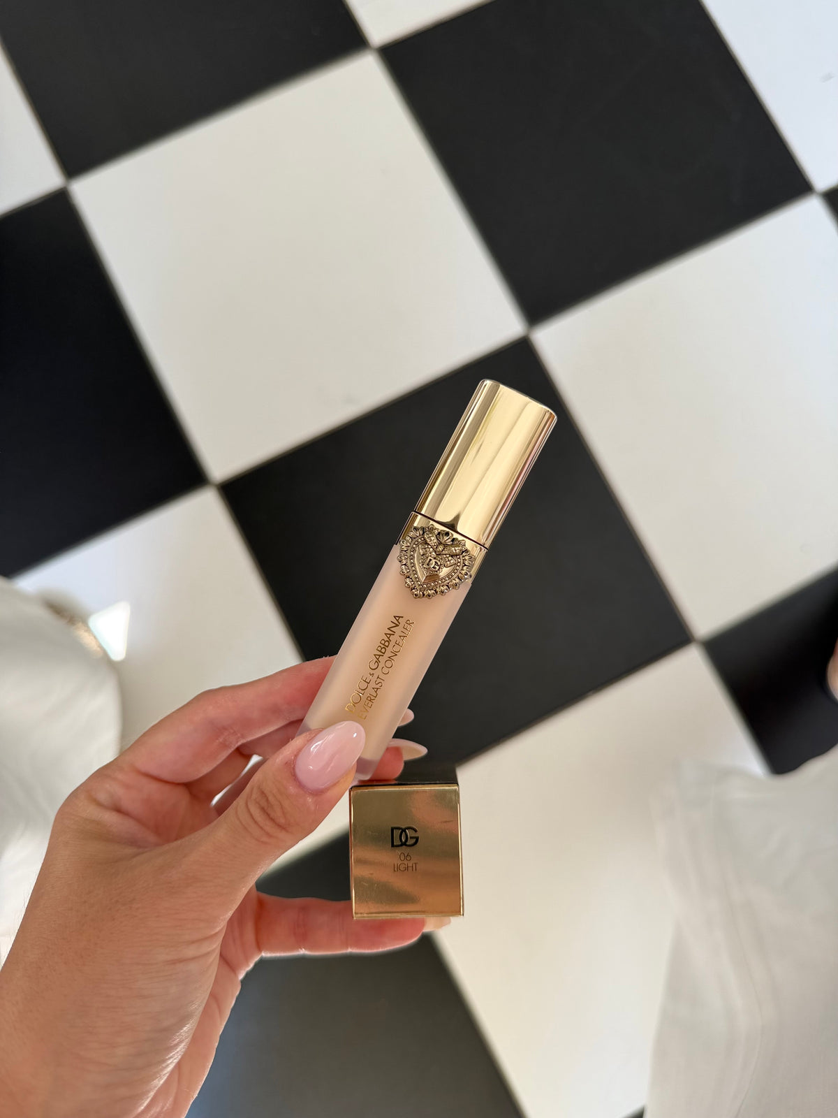 DOLCE&GABBANA Everlast Concealer 
24H Wear Crease-Proof Hydrating (06)