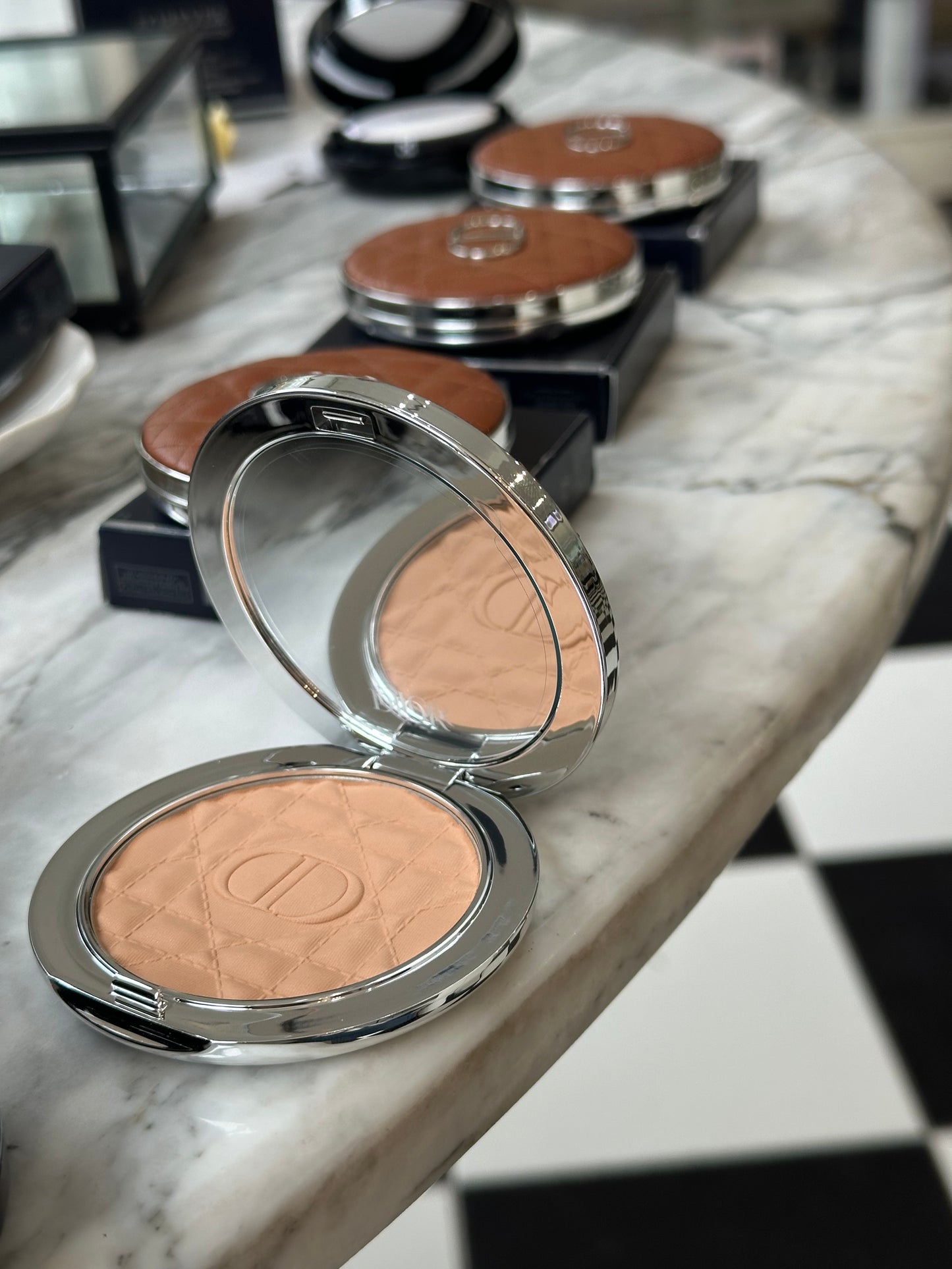 DIOR Forever Nude Bronze (05)
Longwear Tanned-Effect Powder Bronzer - Natural Glow or Matte Finish - Infused with Hyaluronic Acid