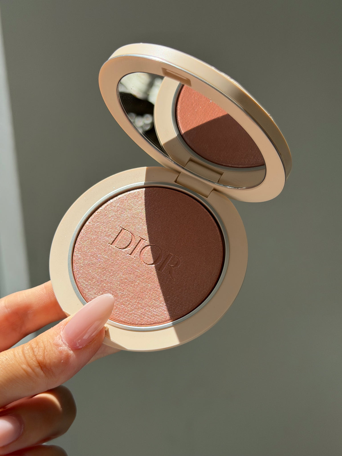 DIOR Forever Couture Luminizer (05)
Longwear Highlighter - 95%* Natural-Origin Pigments