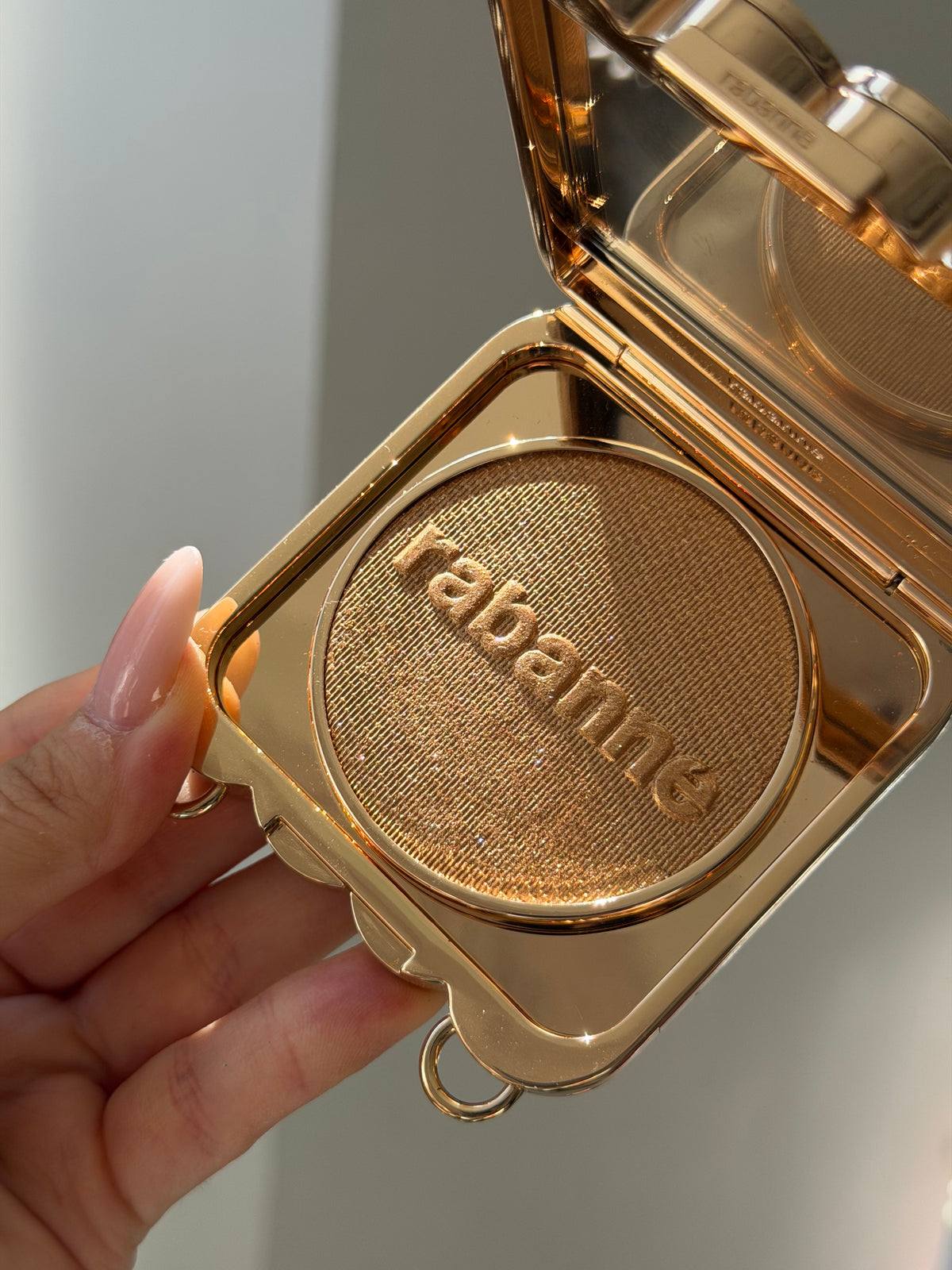 PACO RABANNE 1969 Makeup Clutch
Ultra-Shiny, All-Over Luminizer, Second Skin Comfort