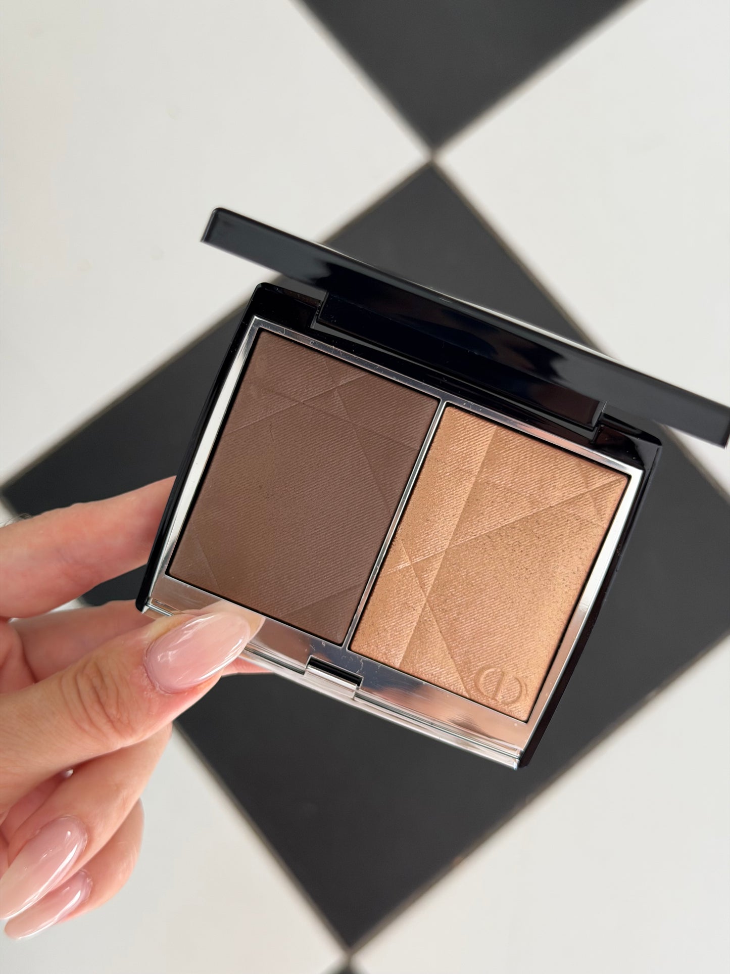 DIOR Rouge Blush Colour & Glow (200)
Multi-Use Face Palette – Color and Highlighter Duo
