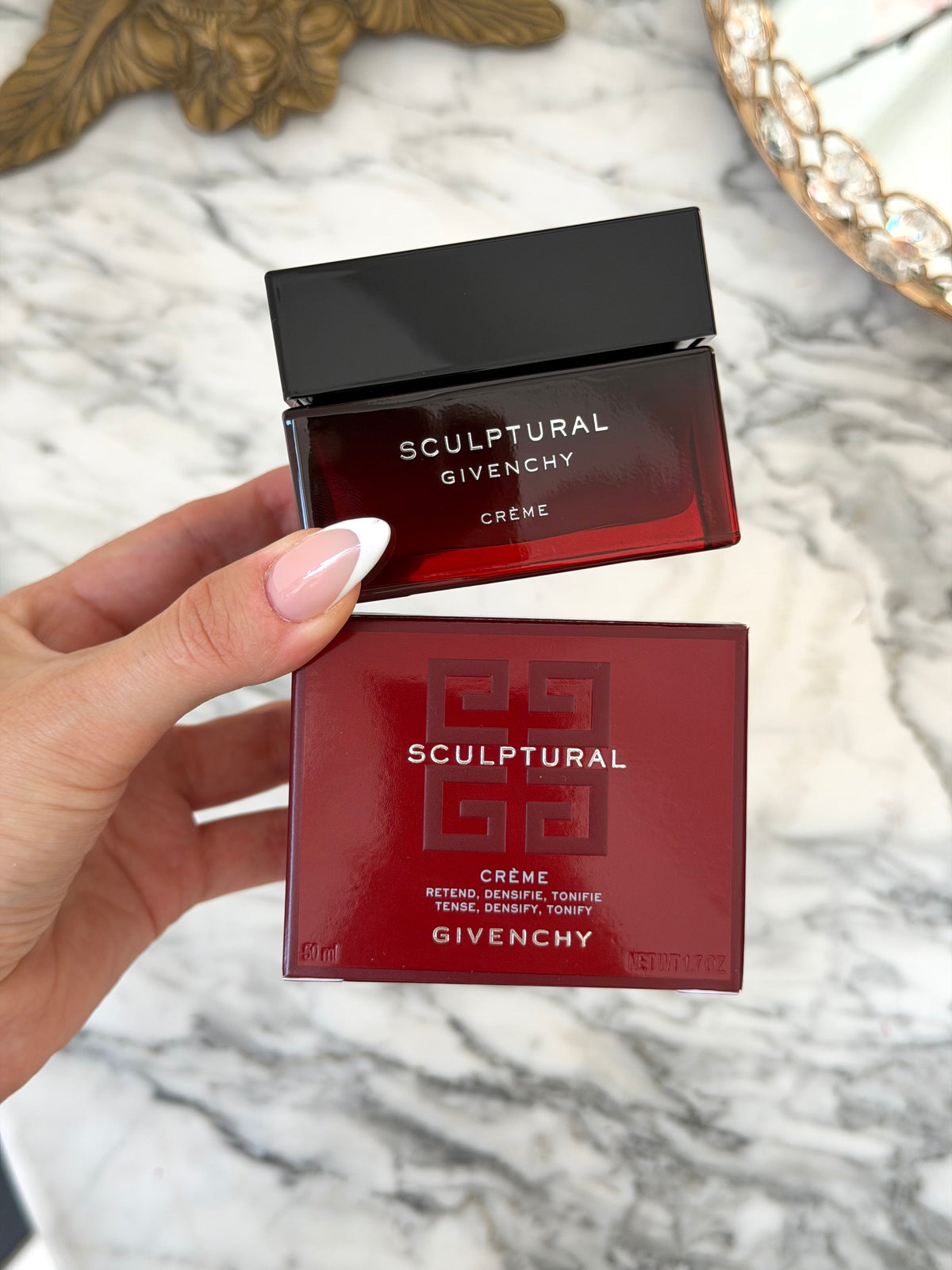 GIVENCHY
Sculptural Cream
Tense, Densify and Tonify Your Facial Contour and Volumes