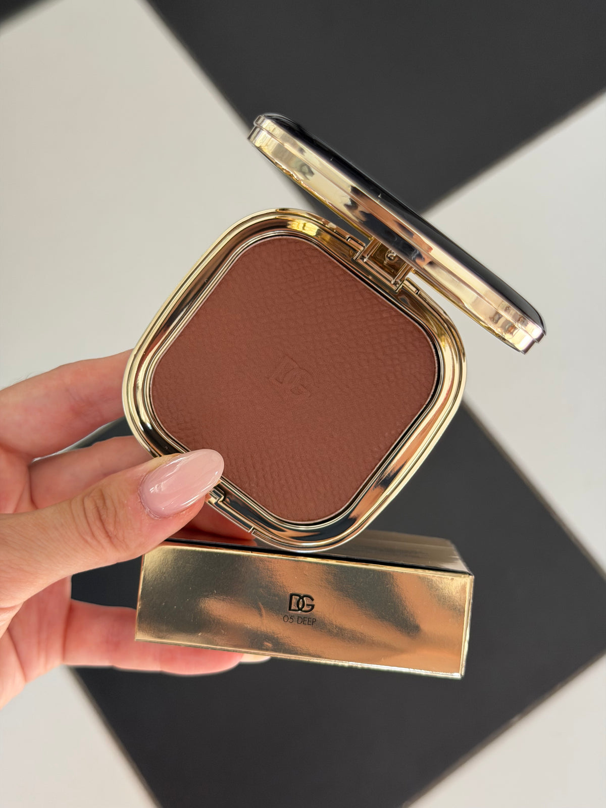 DOLCE&GABBANA Face&Eyes Match
Lasting Bronzer & Eyeshadow Powder (05)