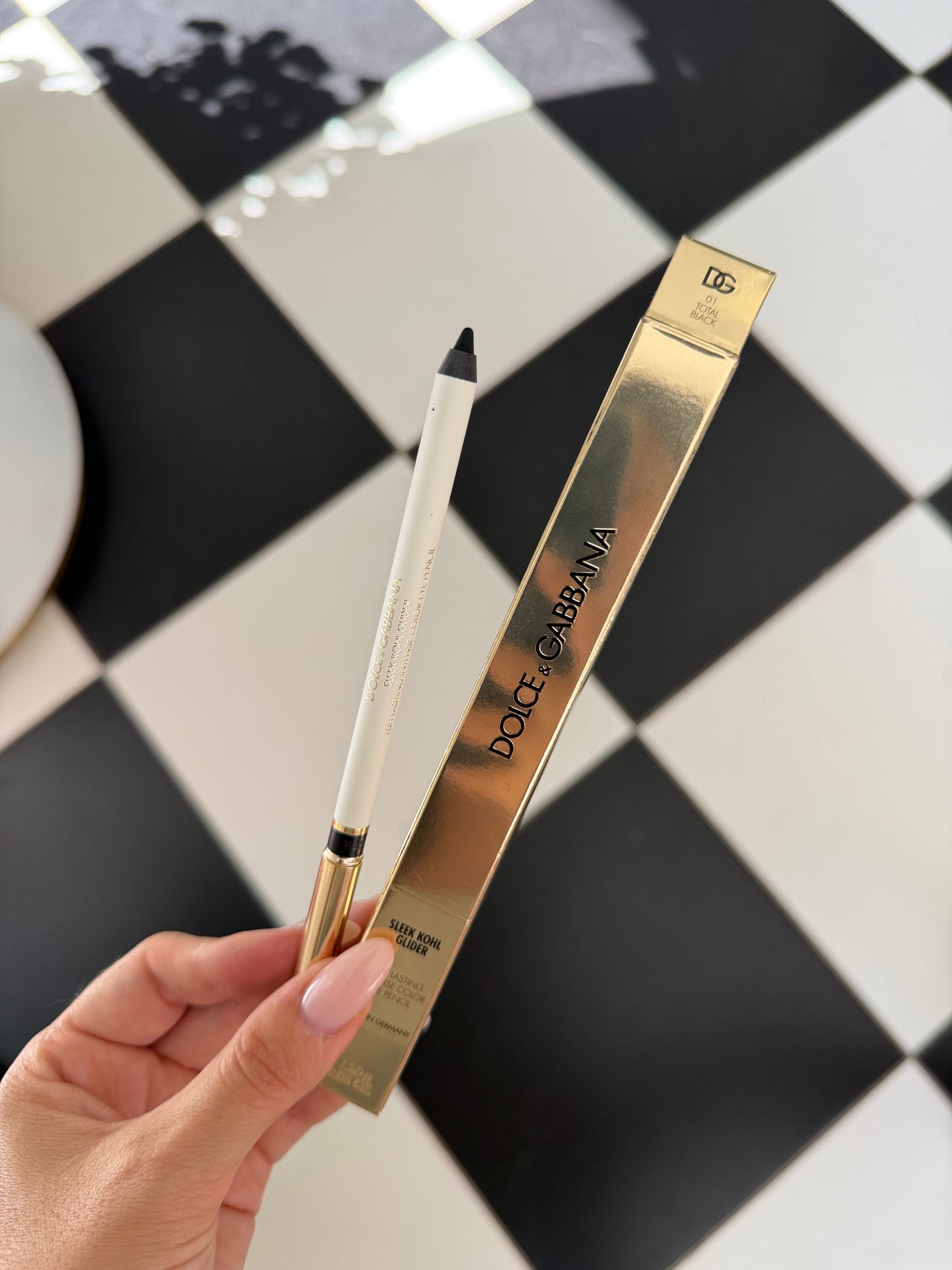 DOLCE&GABBANA Sleek Khol Glider 
10H Lasting Intense Color Eye Pencil (01)