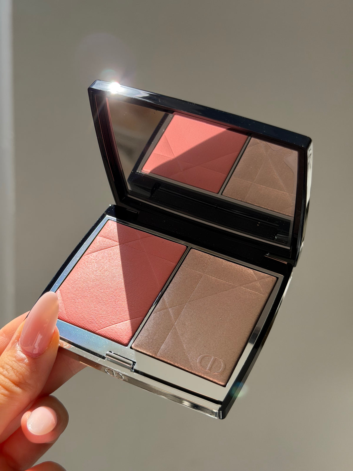 DIOR Rouge Blush Colour & Glow (257)
Multi-Use Face Palette – Color and Highlighter Duo