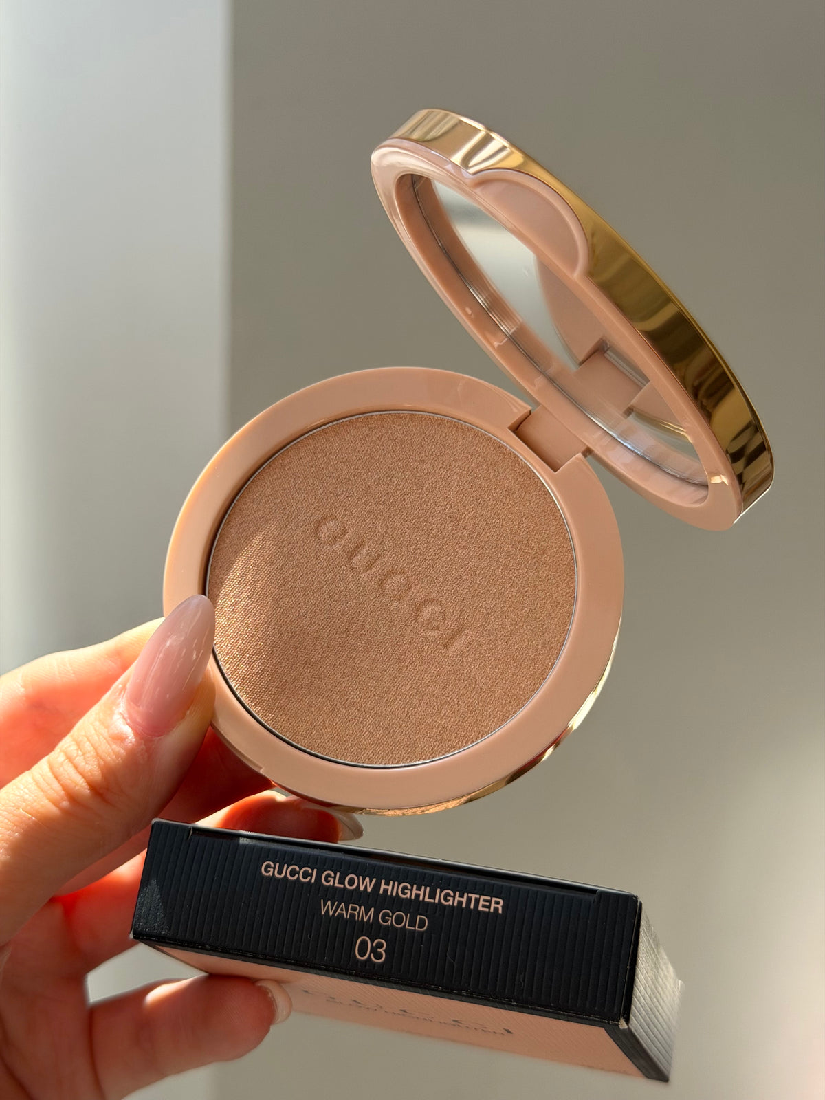GUCCI Glow Highlighter (03)
Multi-Use Silky Illuminating Powder