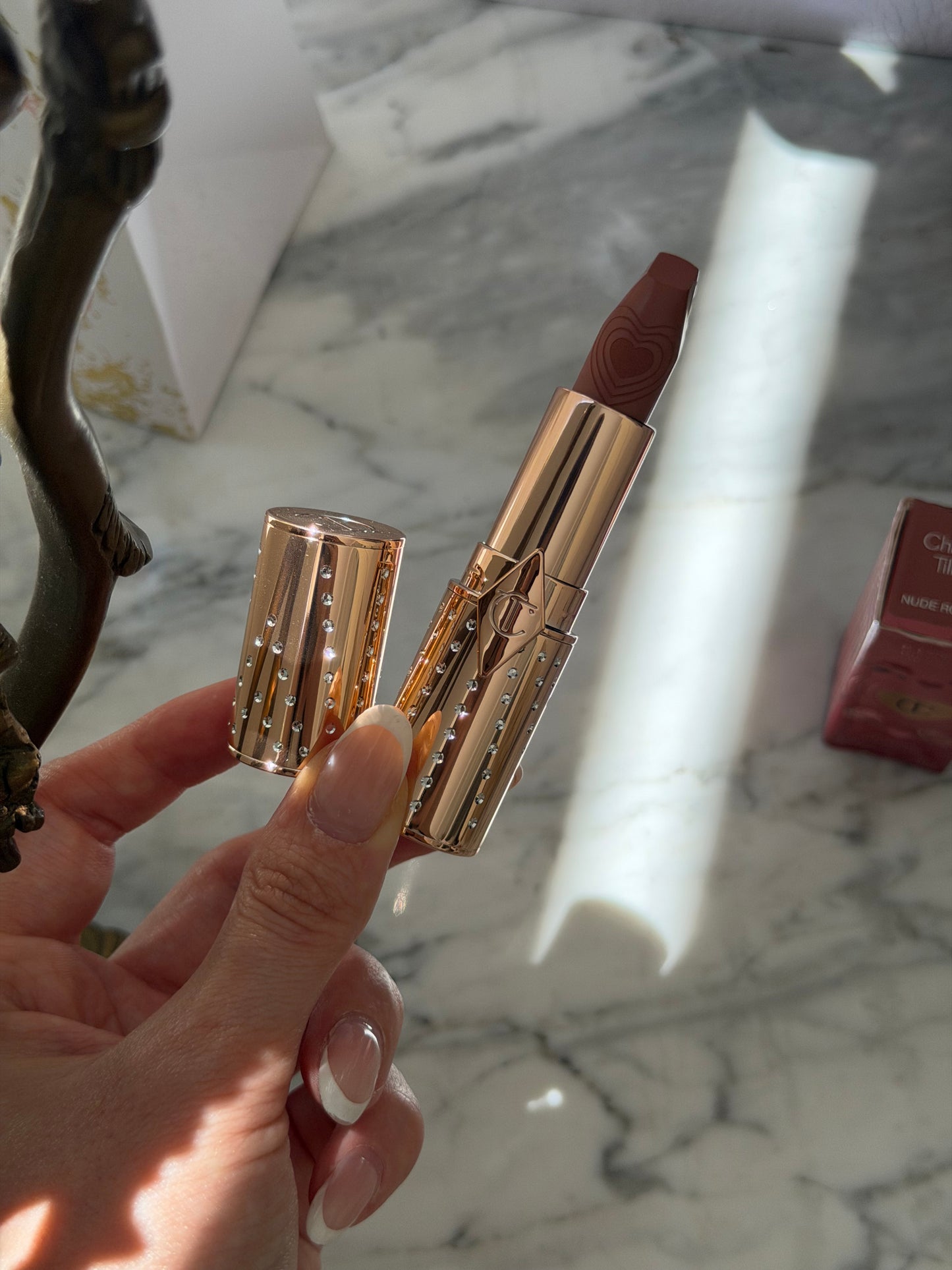 CHARLOTTE TILBURY
Look Of Love Lipstick
K.I.S.S.I.N.G - Nude Romance
