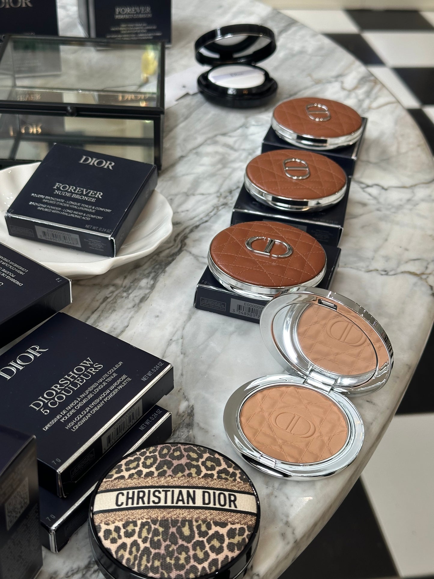 DIOR Forever Nude Bronze (05)
Longwear Tanned-Effect Powder Bronzer - Natural Glow or Matte Finish - Infused with Hyaluronic Acid