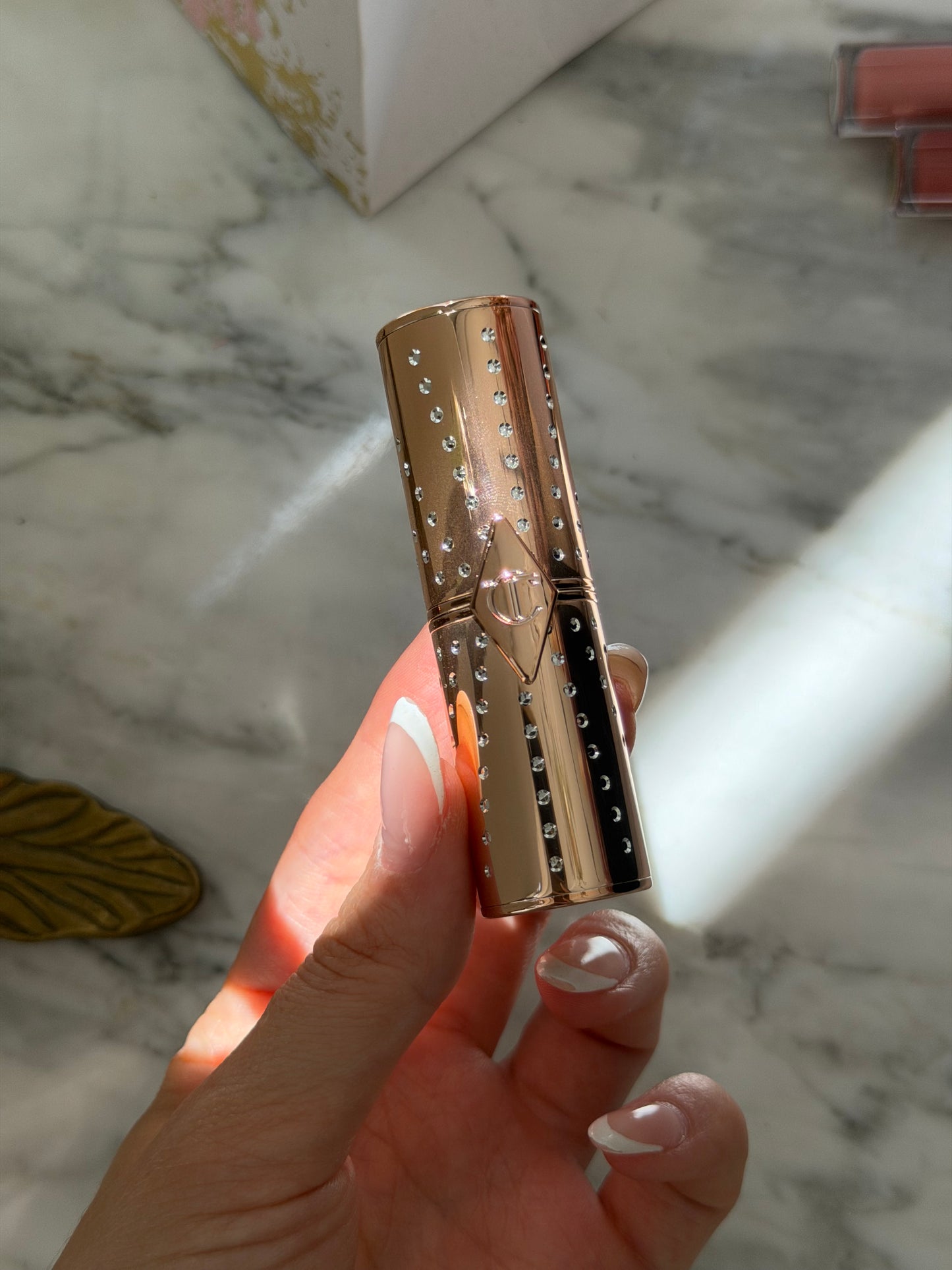 CHARLOTTE TILBURY
Look Of Love Lipstick
K.I.S.S.I.N.G - Nude Romance