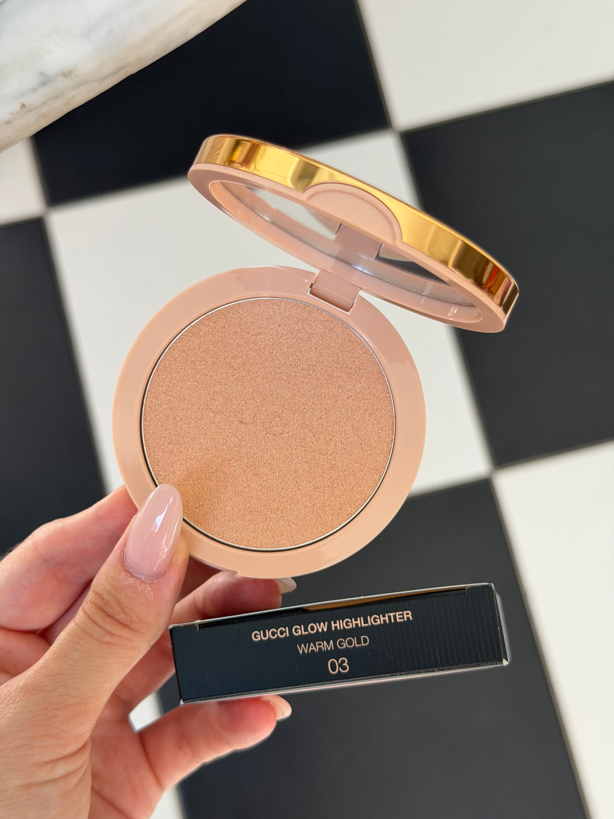 GUCCI Glow Highlighter (03)
Multi-Use Silky Illuminating Powder