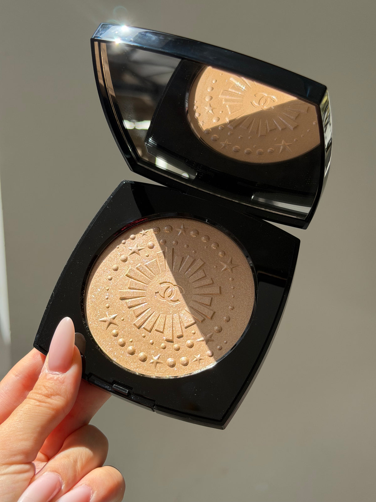 CHANEL Diamond Dust
Oversize Illuminating Powder