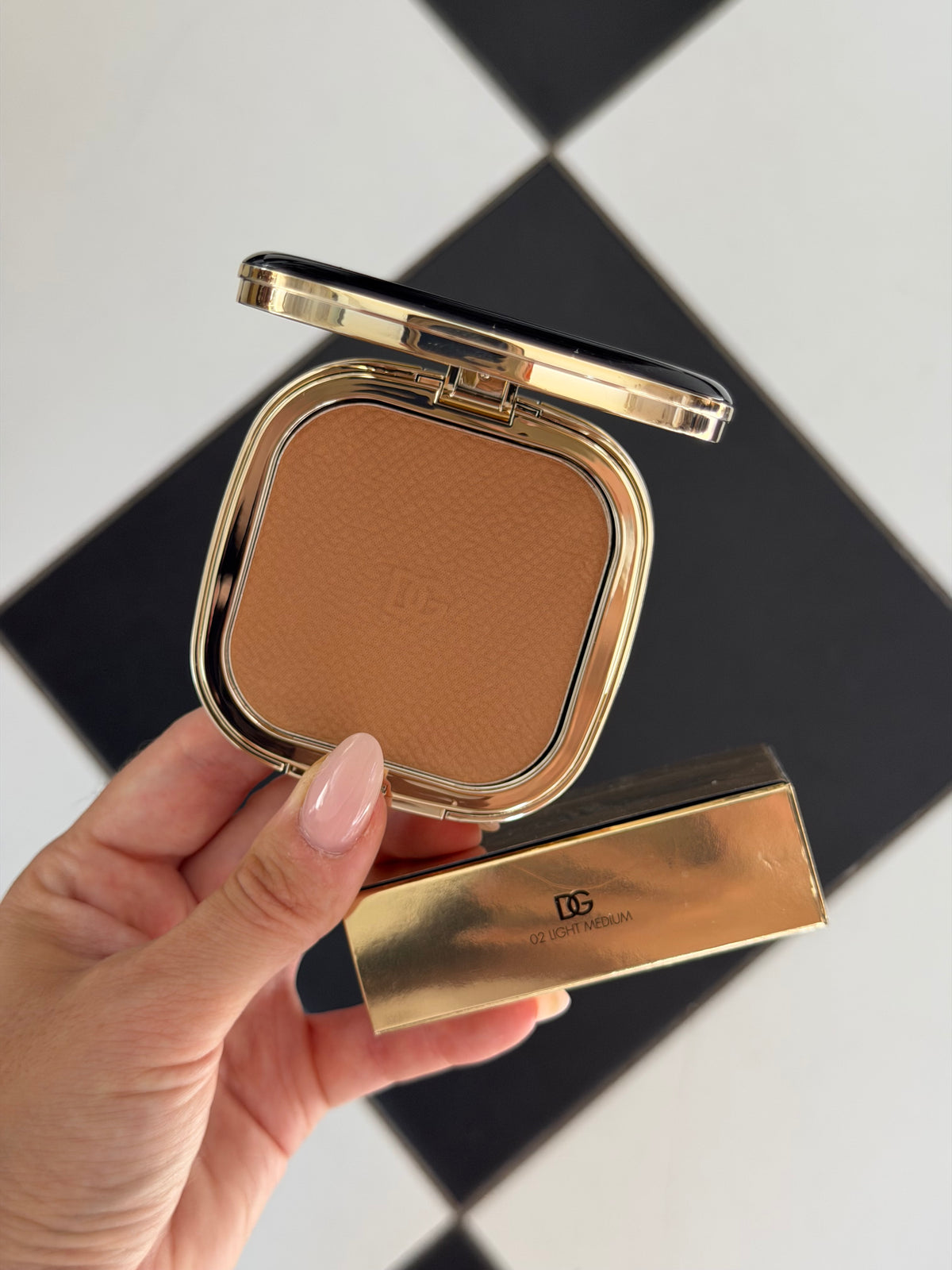 DOLCE&GABBANA Face&Eyes Match
Lasting Bronzer & Eyeshadow Powder (02)
