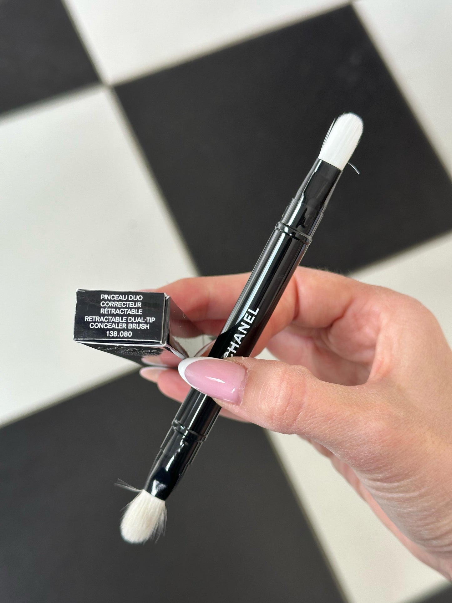 CHANEL Les Pinceaux De Chanel
Retractable Dual-Tip Concealer Brush