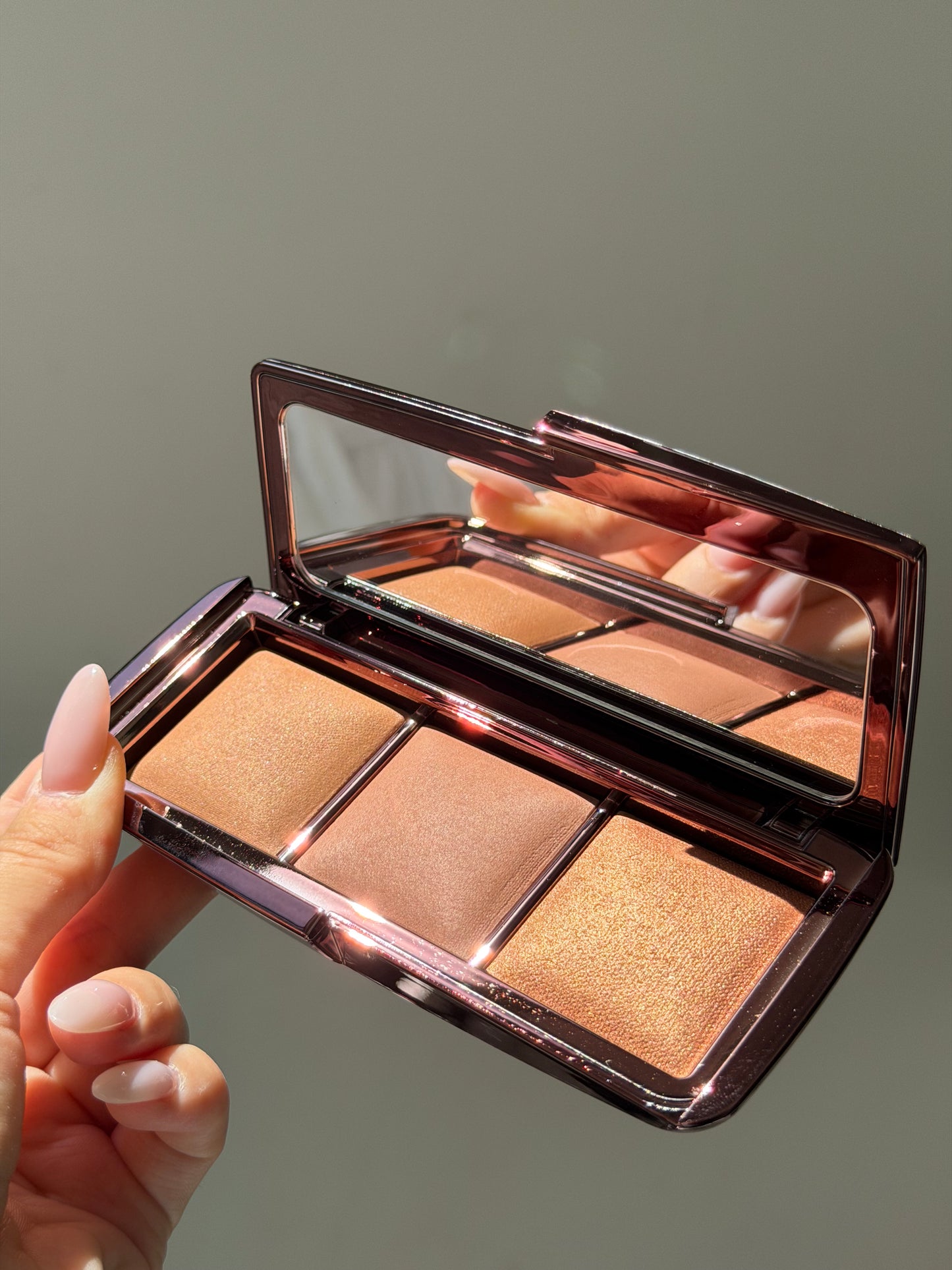 HOURGLASS Ambient Lighting Palette - Volume III