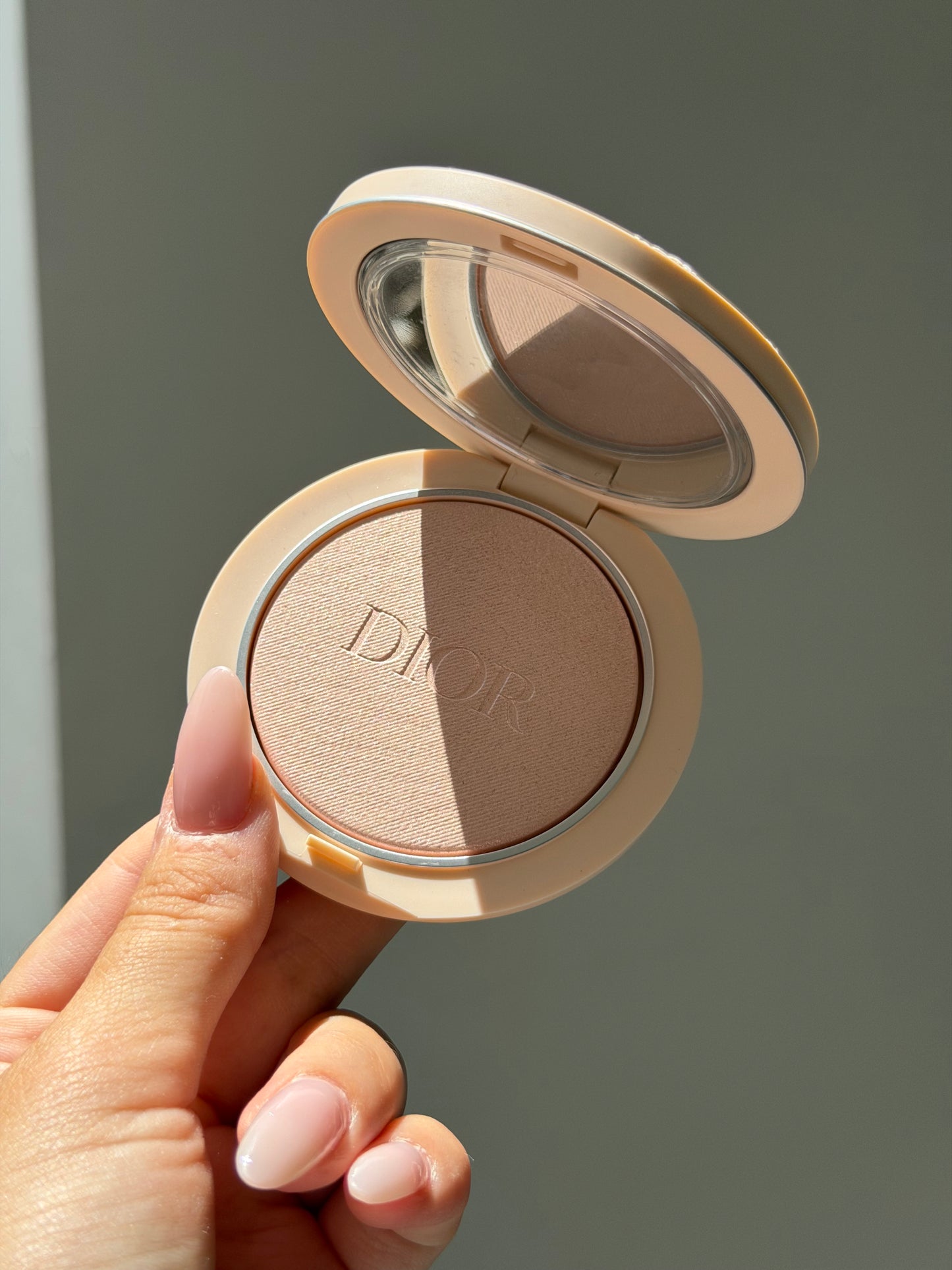 DIOR Forever Couture Luminizer (02)
Longwear Highlighter - 95%* Natural-Origin Pigments