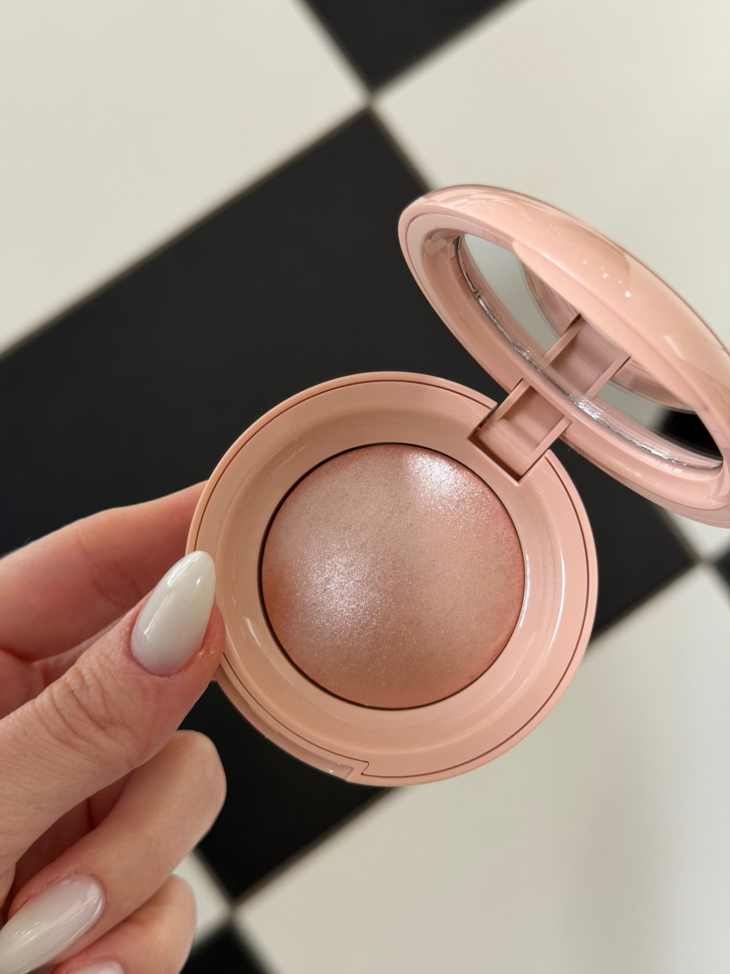 RARE BEAUTY Positive Light Silky Touch Highlighter - Mesmerize
